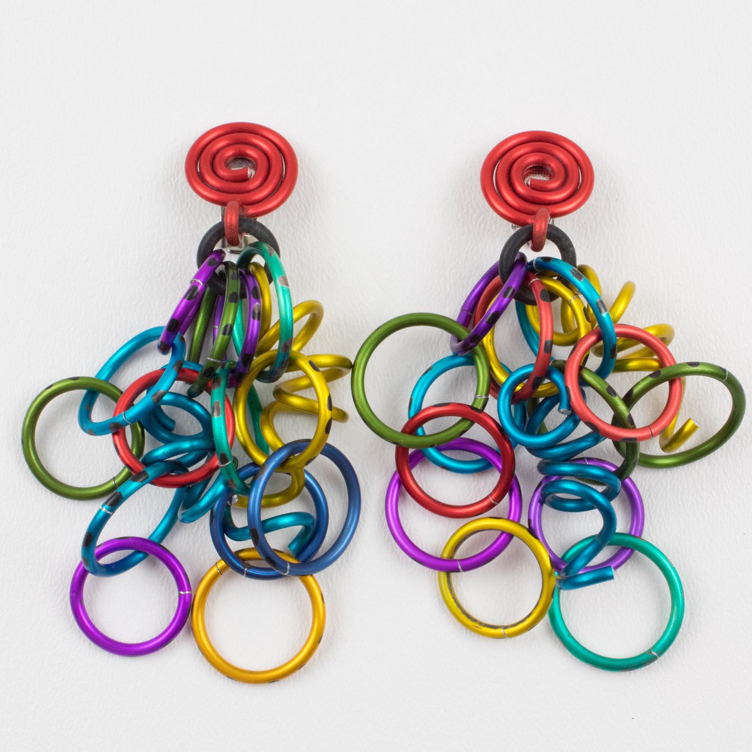 Questi rari e incredibili orecchini a clip firmati David Spada, New York, presentano un giocoso design A Space Age anni '80, elementi articolati a spirale che pendono e anelli di dimensioni assortite. L'alluminio anodizzato è brillante e colorato: