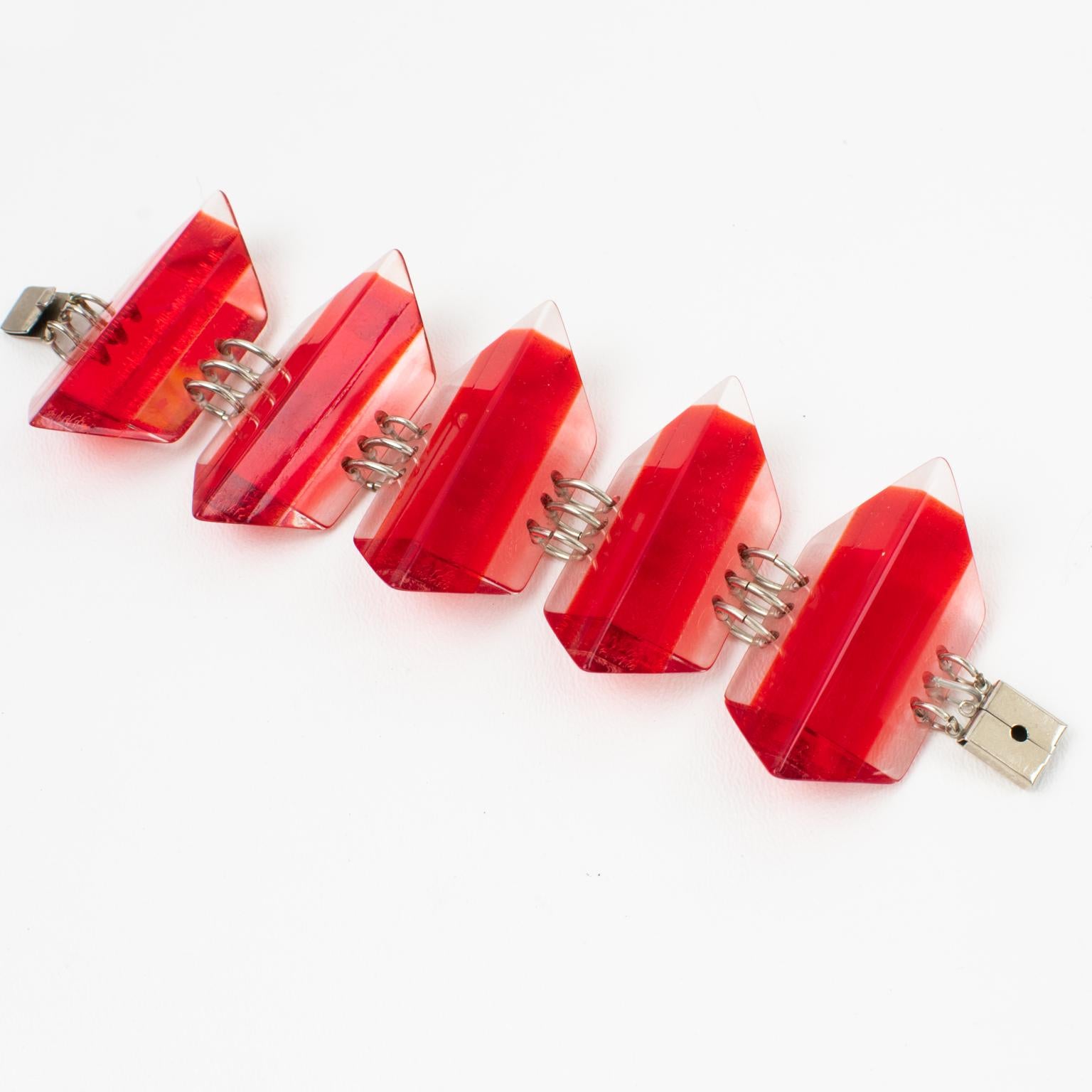 Massiccio bracciale geometrico con cubetti di ghiaccio in lucite rossa In condizioni buone in vendita a Atlanta, GA