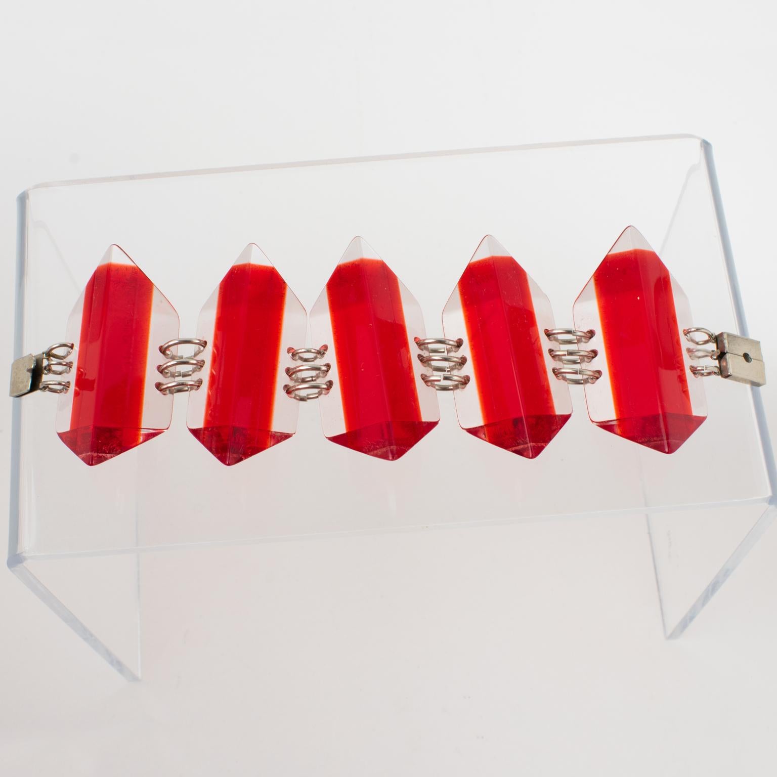 Massiccio bracciale geometrico con cubetti di ghiaccio in lucite rossa in vendita 2