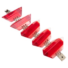 Massiccio bracciale geometrico con cubetti di ghiaccio in lucite rossa