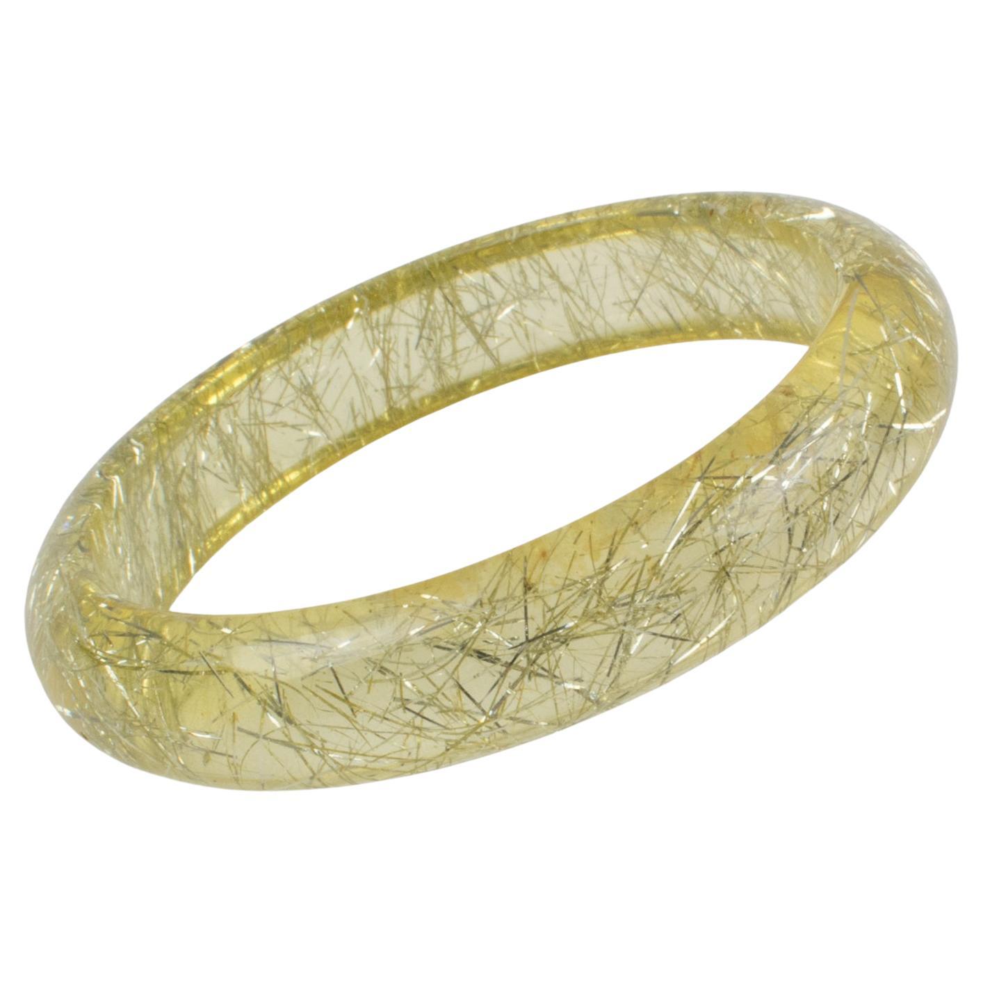 Armreif aus Lucite in Gelb und Zitronen mit silbernem Metallic-Fädeneinschluss im Angebot