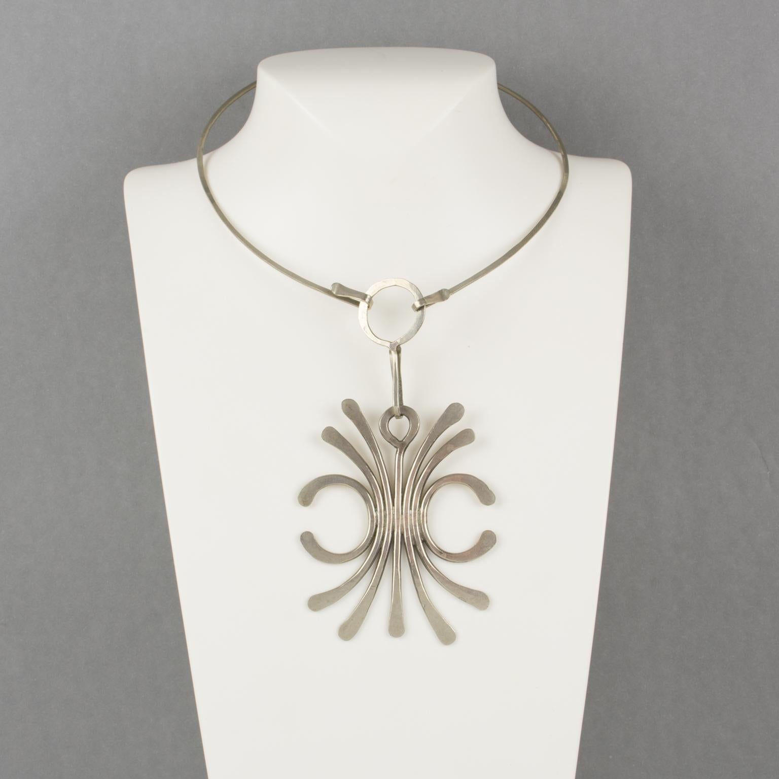 Modernista Collana con ciondolo a filo modernista in acciaio inossidabile della metà del secolo scorso (A Space Age) in vendita