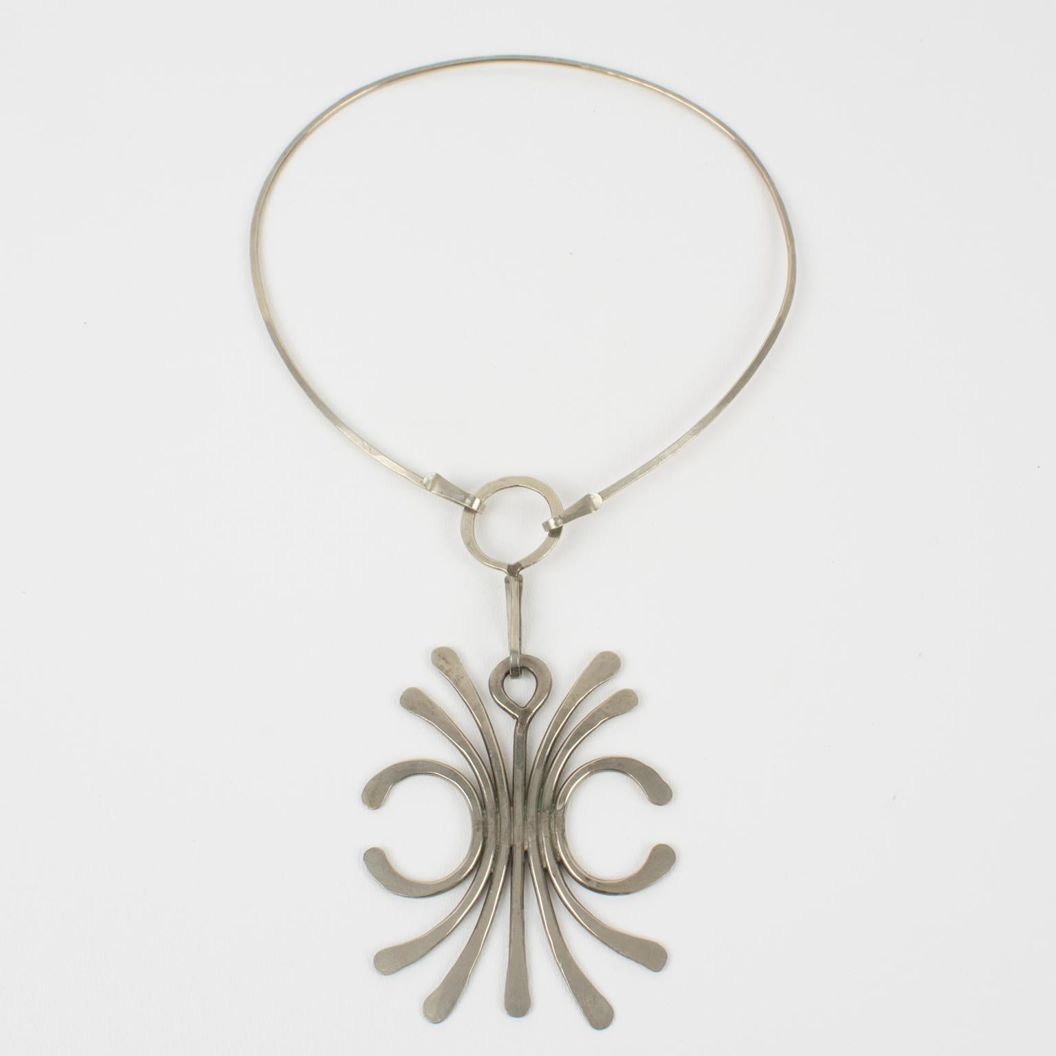 Collana con ciondolo a filo modernista in acciaio inossidabile della metà del secolo scorso (A Space Age) In condizioni ottime in vendita a Atlanta, GA