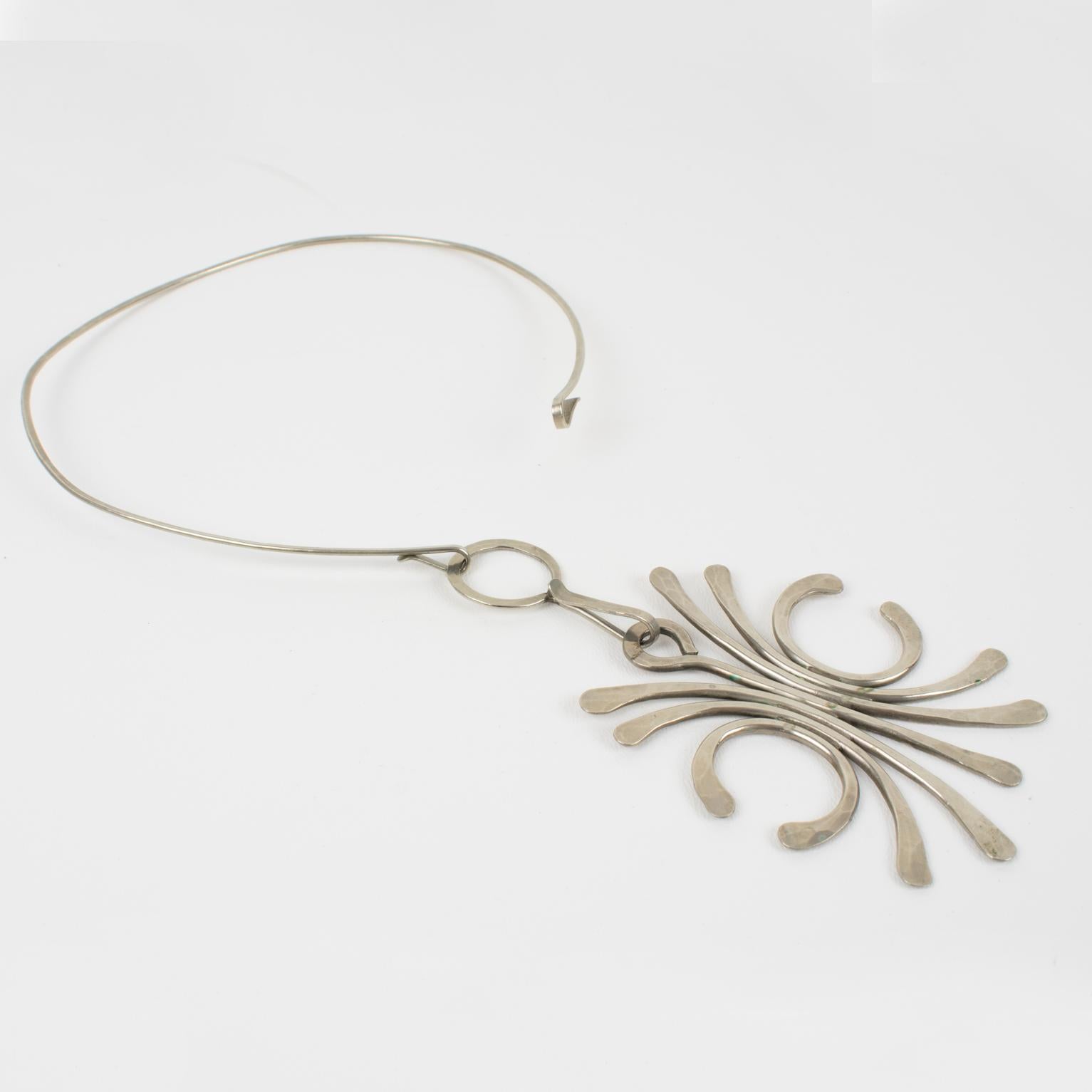 Collana con ciondolo a filo modernista in acciaio inossidabile della metà del secolo scorso (A Space Age) in vendita 1
