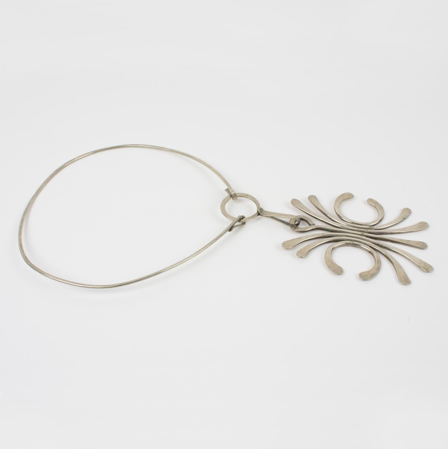 Collana con ciondolo a filo modernista in acciaio inossidabile della metà del secolo scorso (A Space Age) in vendita 3