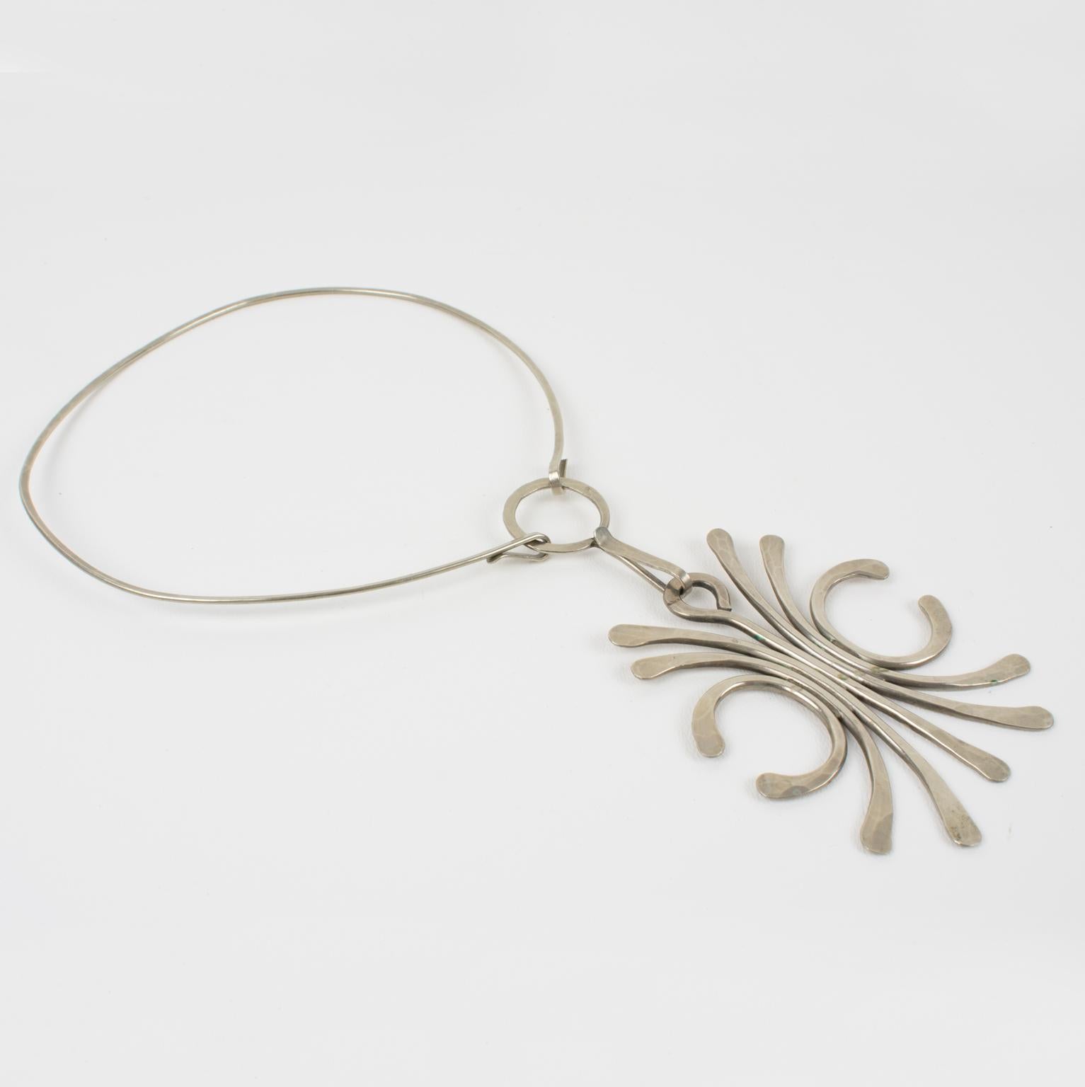 Collana con ciondolo a filo modernista in acciaio inossidabile della metà del secolo scorso (A Space Age) in vendita 4