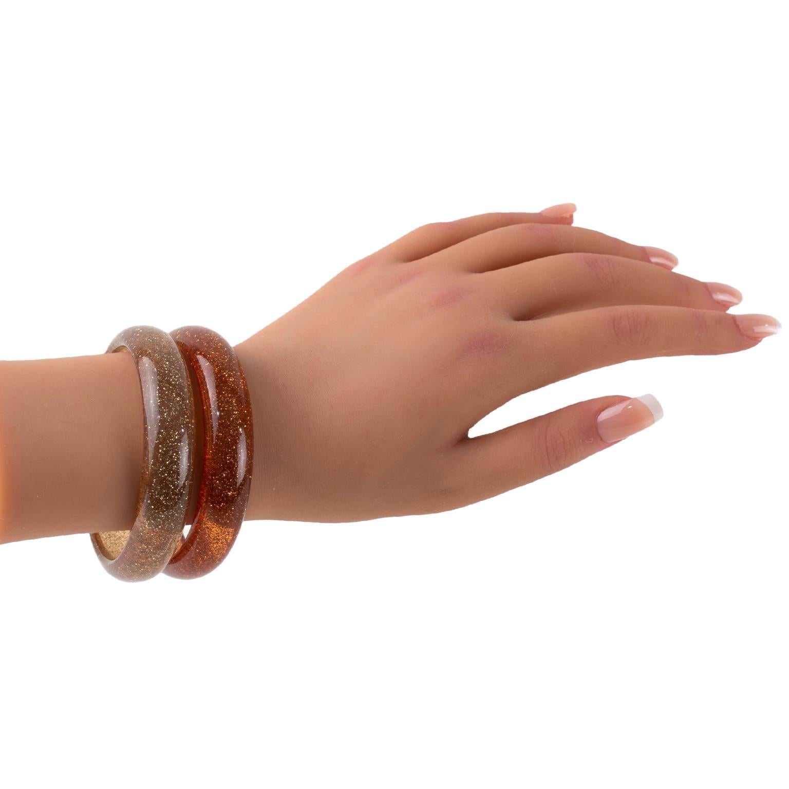 Pulsera brazalete de resina naranja y melocotón con escamas de plata, un par en Excelente estado para la venta en Atlanta, GA