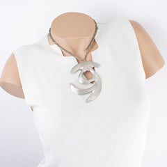 Collar con colgante de metal plateado de estilo modernista «Space Age» de Pierre Cardin Paris