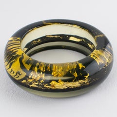 John Galliano Armreif aus Acrylharz mit eingearbeiteten Goldflocken