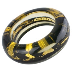 John Galliano Armreif aus Acrylharz mit eingearbeiteten Goldflocken