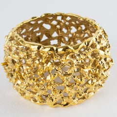 Bracciale "Clamper" in metallo dorato in stile brutalista di Guy Laroche Paris