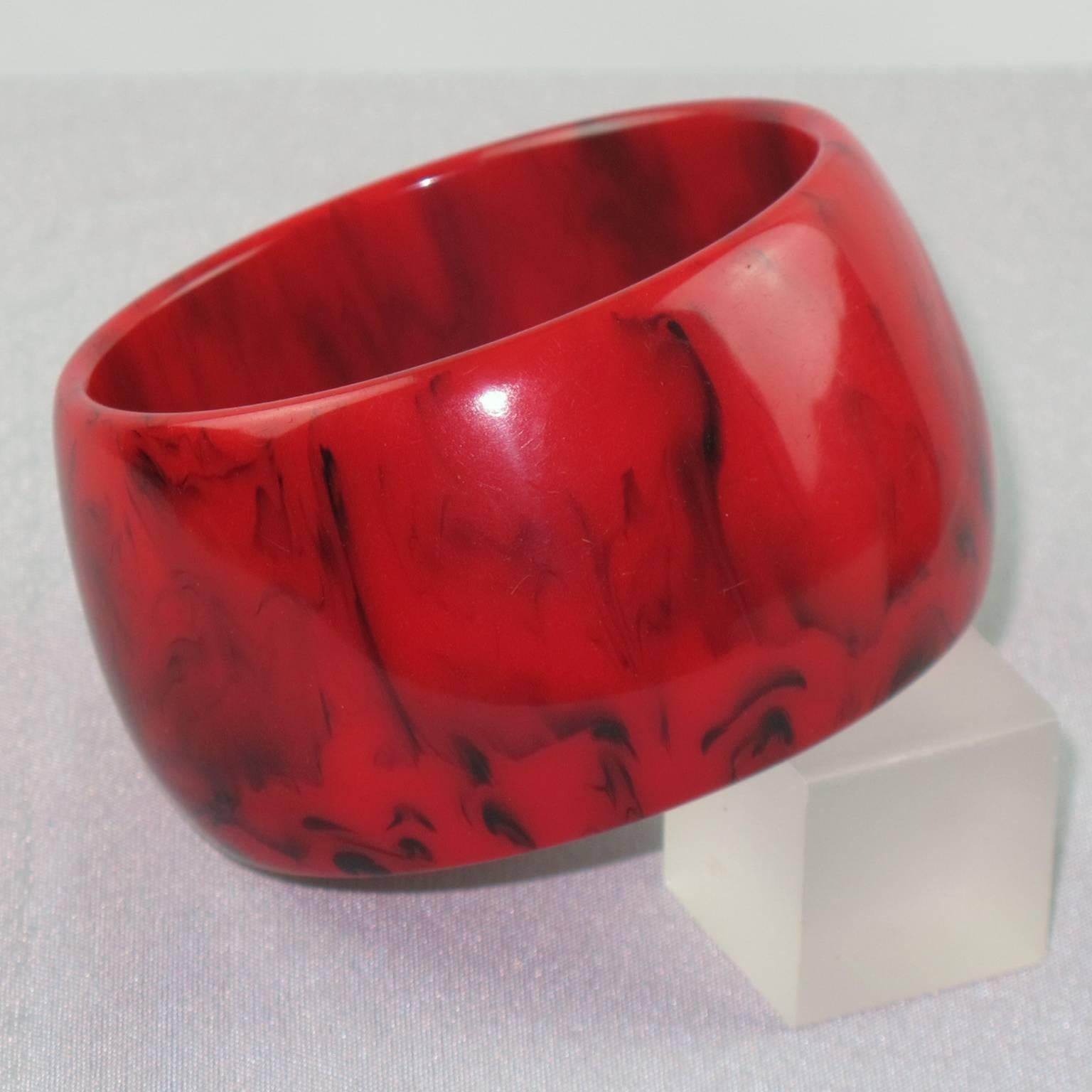 Oversized red and black marble Bakelite bracelet bangle. Extra wide domed shape. Intense red color with black cloudy swirling. Excellent vintage condition.

Measurements: Inside across = 2.57 in. (6.5 cm) - outside across = 3.19 in. (8 cm) - width =