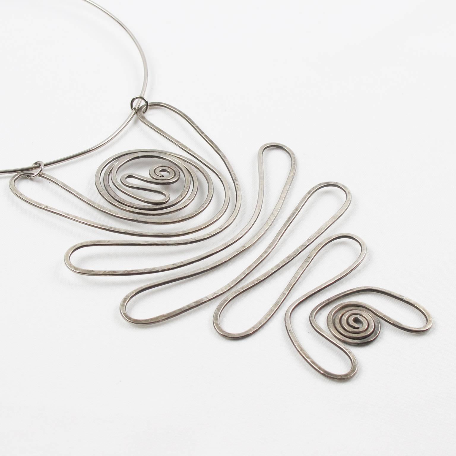 Mid Century Space Age Stainless Steel Modernist Wire Dog Collar Pendant Necklace In Excellent Condition In Atlanta, GA