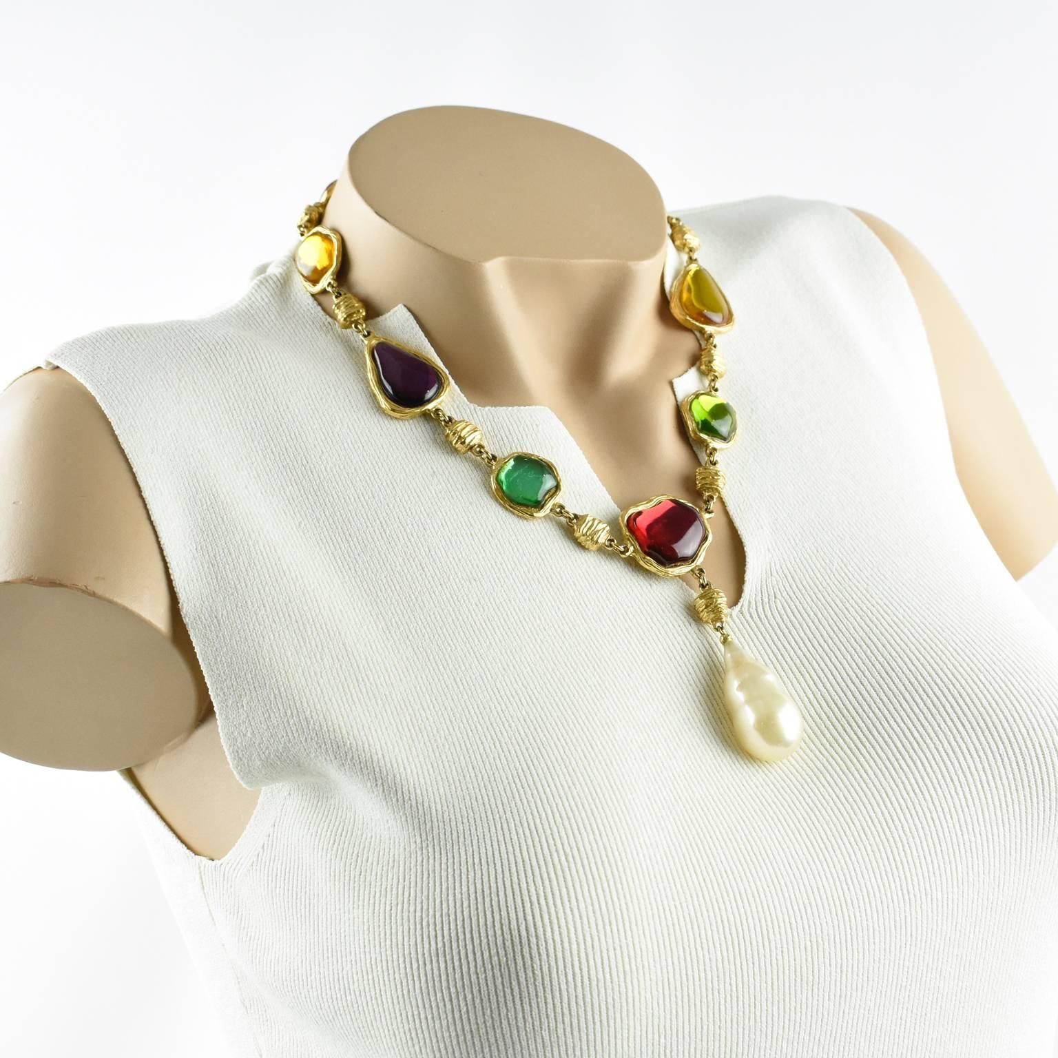 Stunning 1980s Charles Jourdan Paris gilt metal necklace with colored resin cabochon rhinestones. Elegant heavy gilt metal chain with metal all textured ornate with geometric elements topped with resin cabochon rhinestones. Assorted colors of apple
