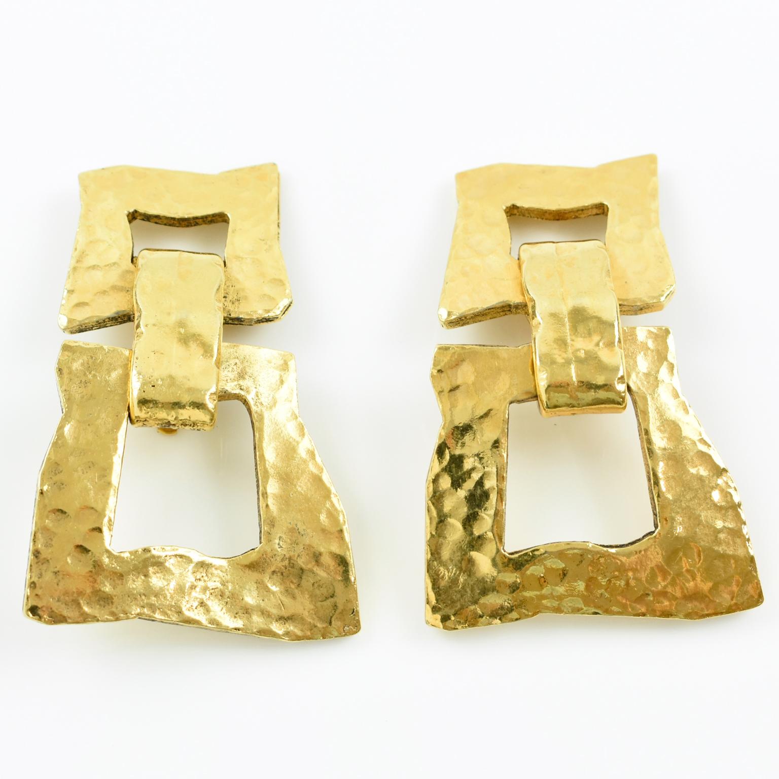 Mercedes Robirosa Paris Modernist Hammered Gilt Metal Dangling Clip on Earrings In Excellent Condition In Atlanta, GA