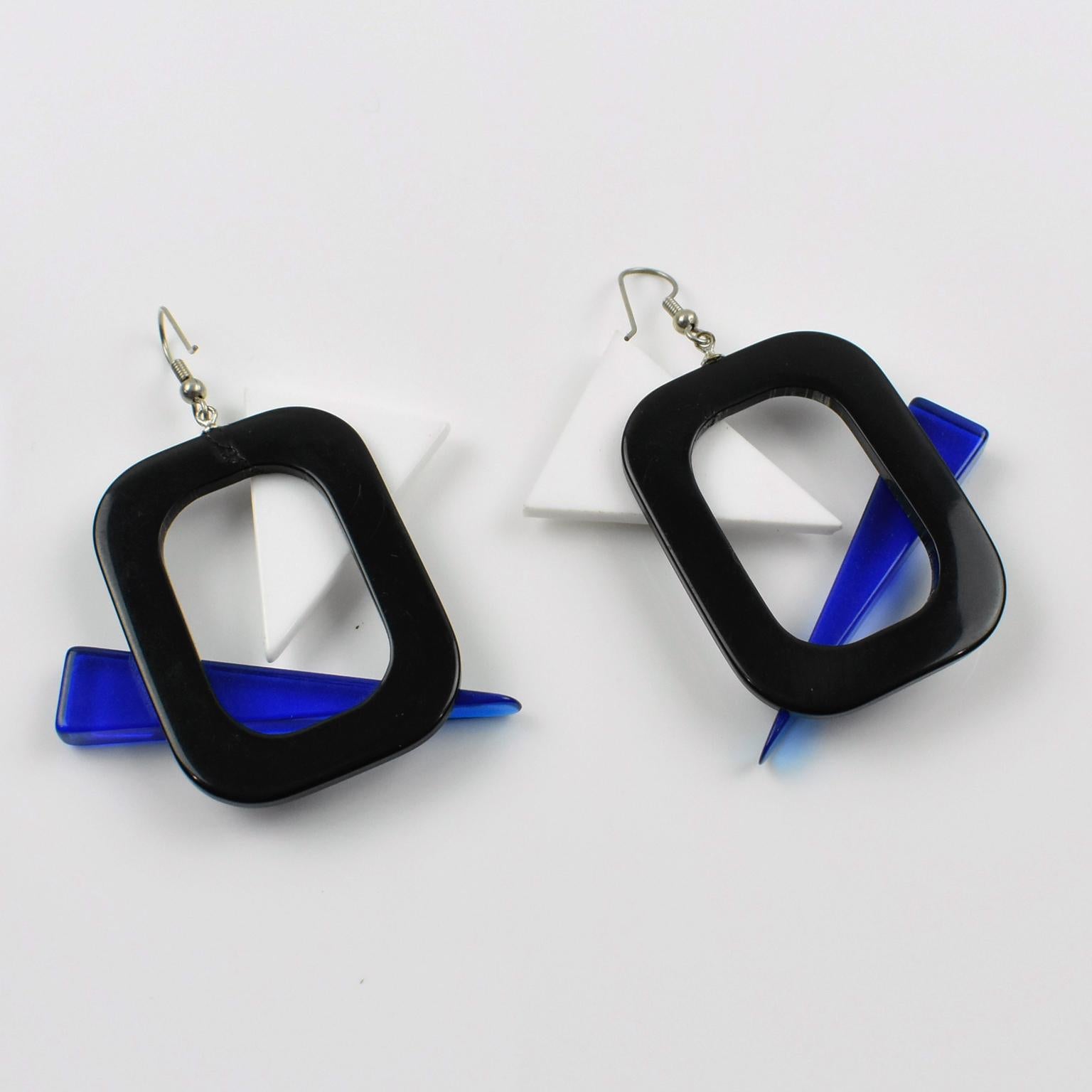 Italian Memphis Studio Style Carved Geometric Lucite Pierced Earrings In Excellent Condition In Atlanta, GA
