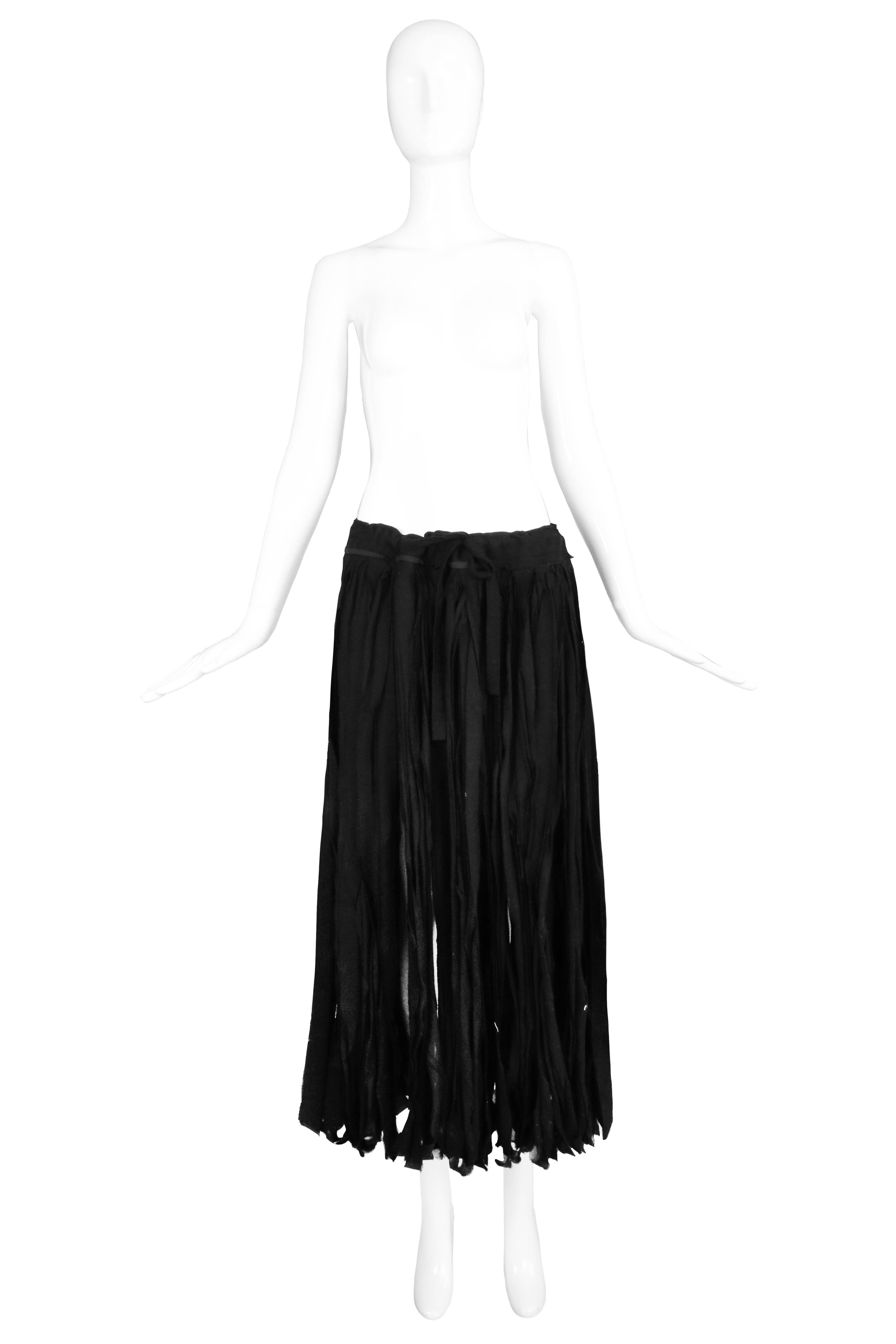 Yohji Yamamoto black 100% cotton carwash skirt with adjustable drawstring waist. In excellent condition. Size tag 2 but because of the waist design, will fit multiple sizes.
MEASUREMENTS:
Waist - 30