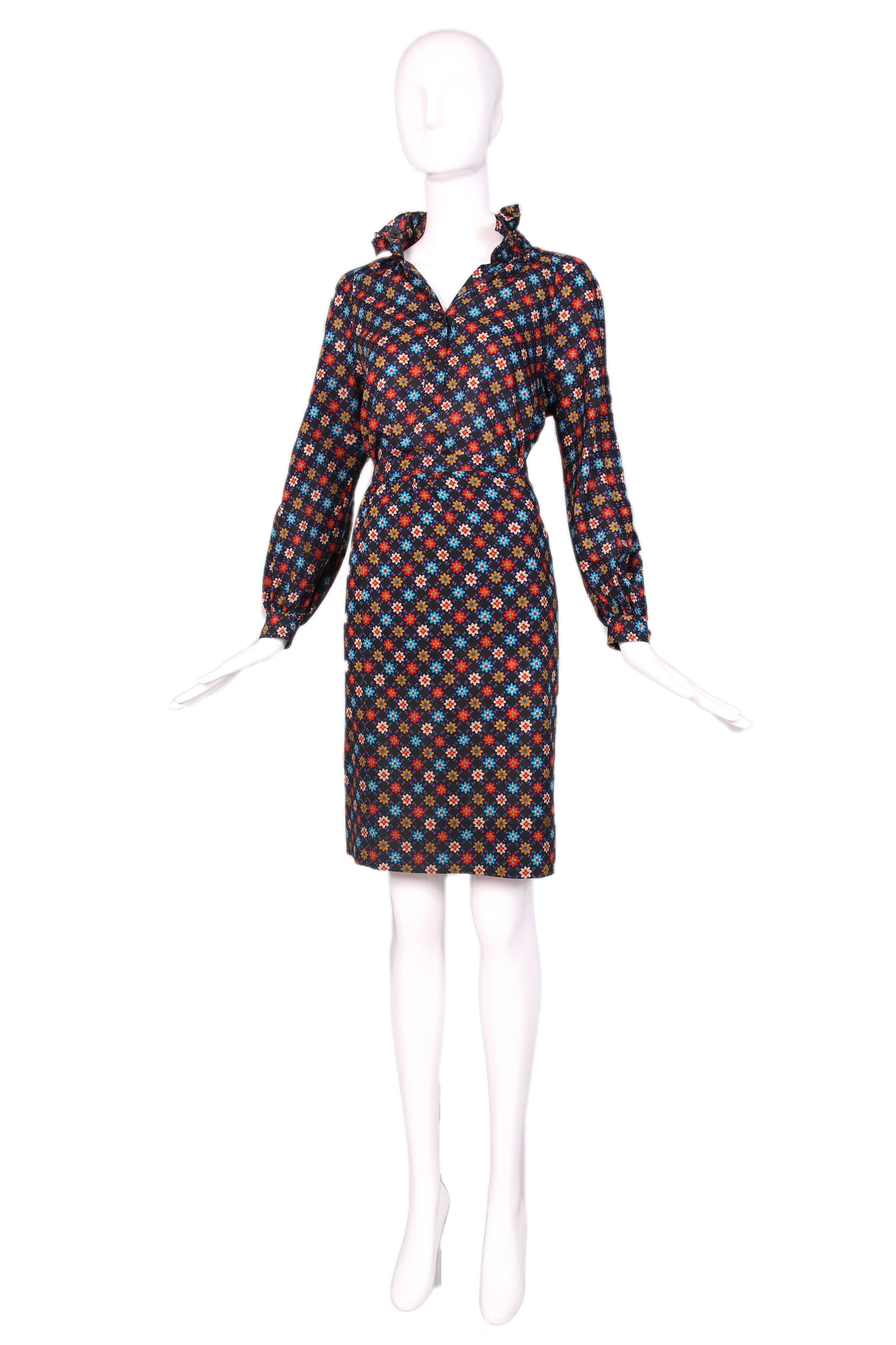 ensemble blouse et jupe à imprimé floral iconique Yves Saint Laurent des années 1970, en laine légère. Le chemisier est doté d'une fermeture à boutons sur le dessus et d'une bordure à volants sur le col. En parfait état. Chemisier Taille EU 42. Jupe
