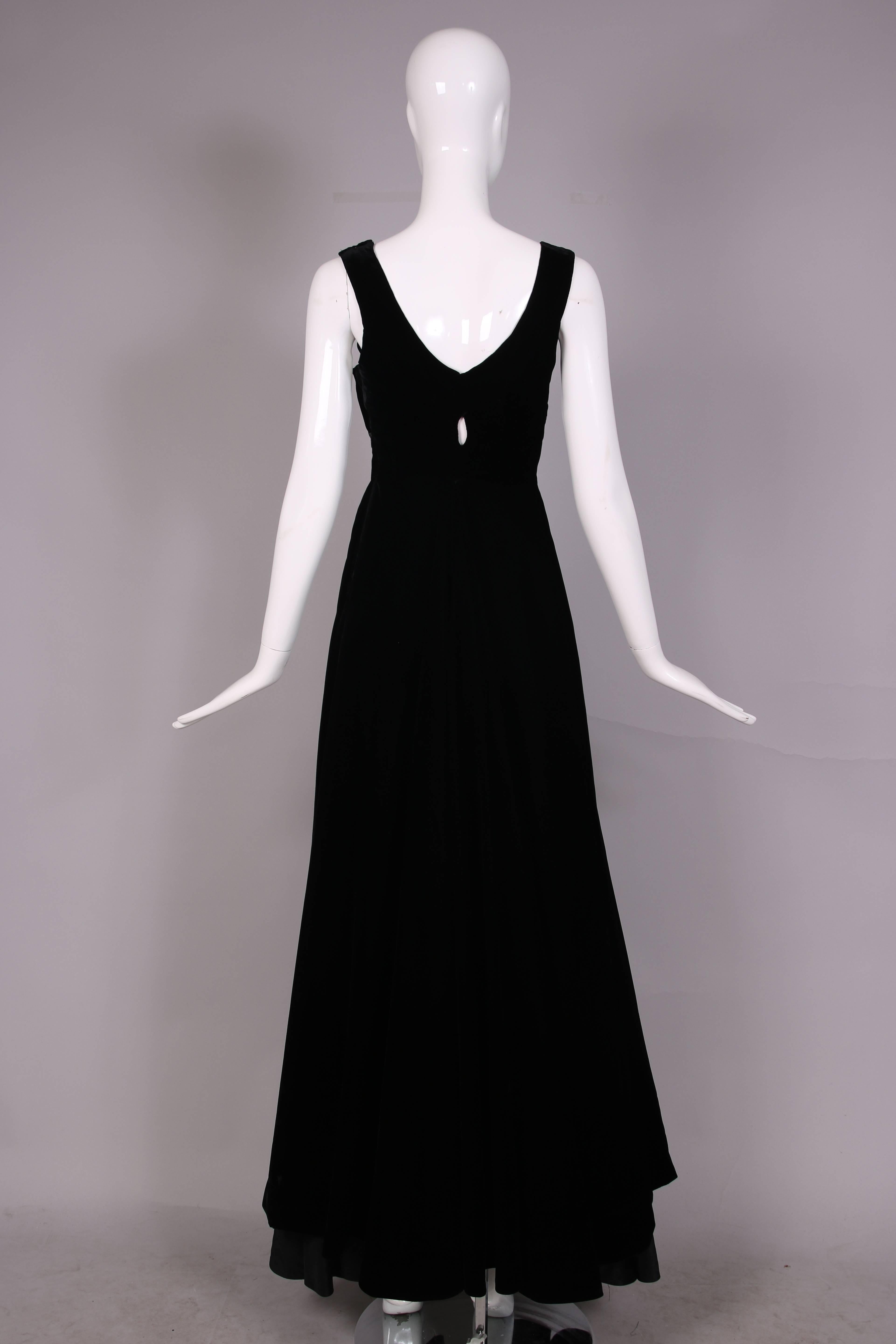 Madame Grés Demi-Couture Robe de soirée en velours noir avec trou de serrure Ca. 1960 Pour femmes en vente