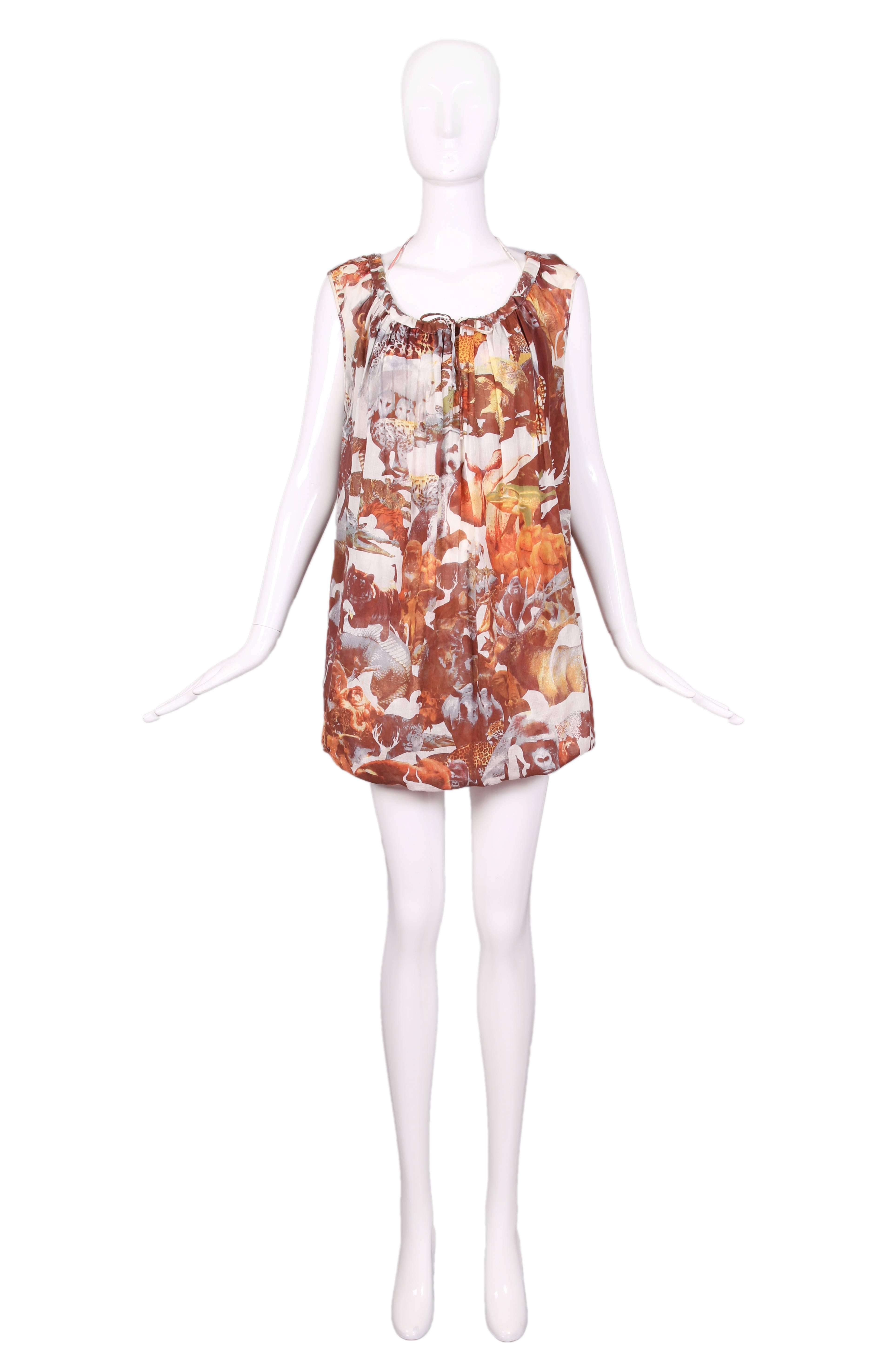 Hussein Chalayan cotton jungle print sleeveless pillowcase bubble dress with halter underlining. In excellent condition. Size 6.
MEASUREMENTS (in inches):
Bust - 32
Waist - Free
Hip - Free
Length - 28