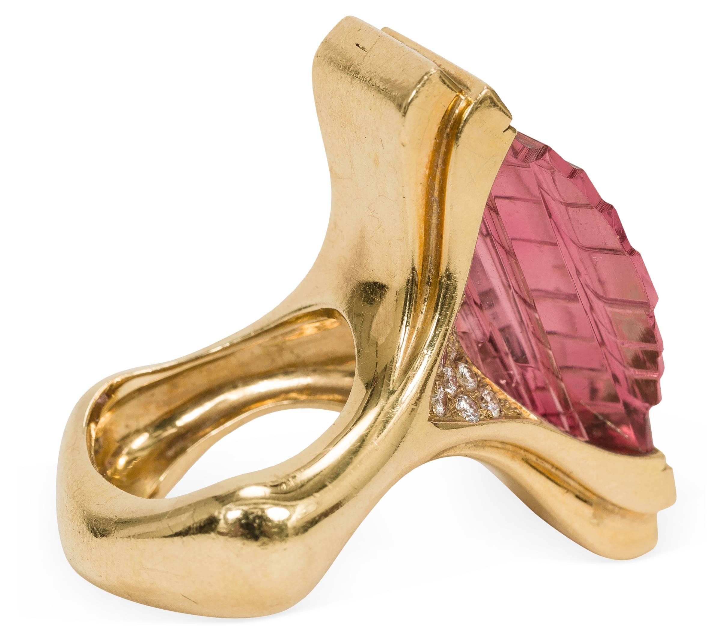 Moderner moderner Step-Ring aus 18 Karat rosa Turmalin, Diamant und Smaragd im Zustand „Hervorragend“ im Angebot in Studio City, CA