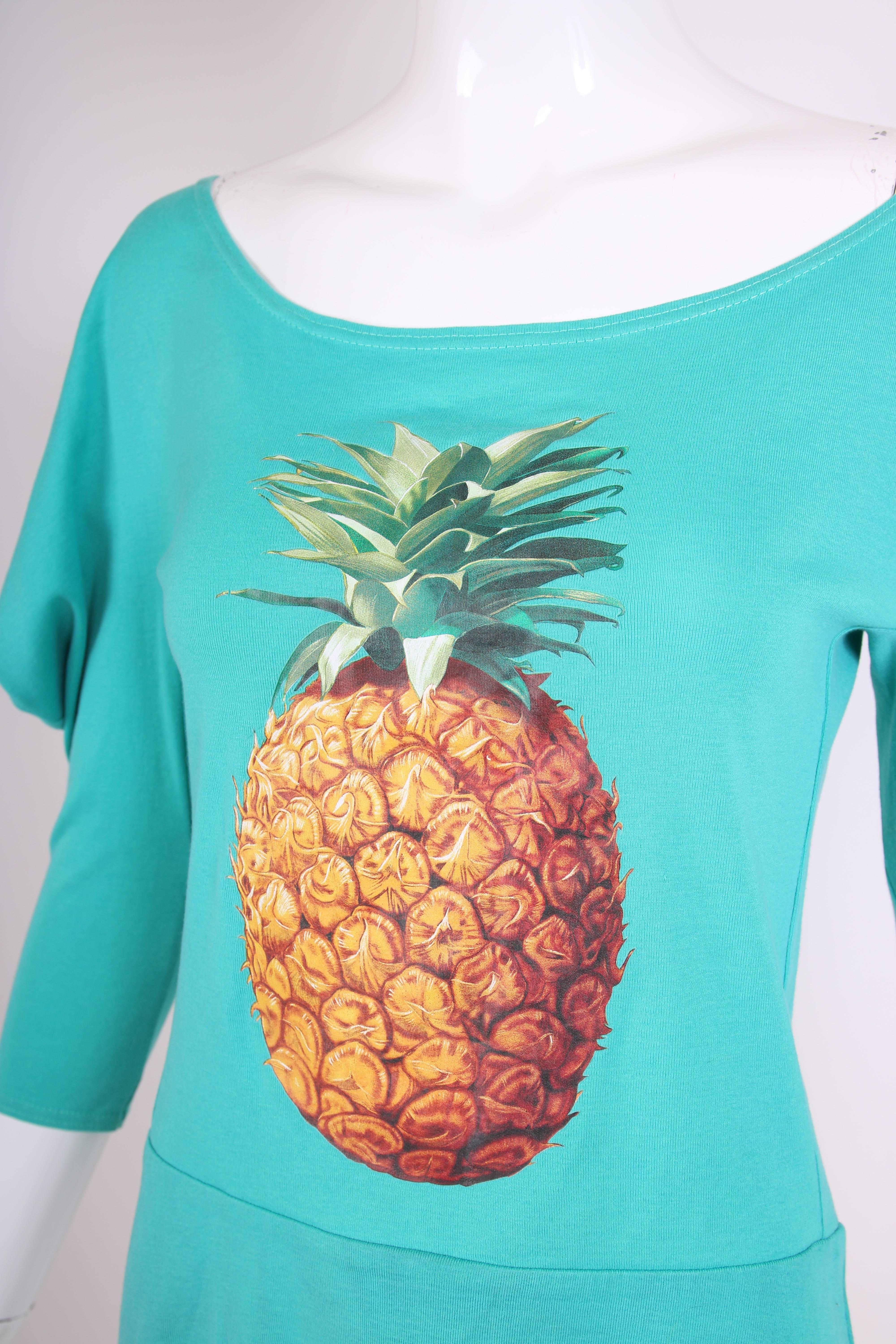 Iconic Chloe by Stella McCartney Green Cotton T-Shirt w/Pineapple Graphic In Excellent Condition In Studio City, CA