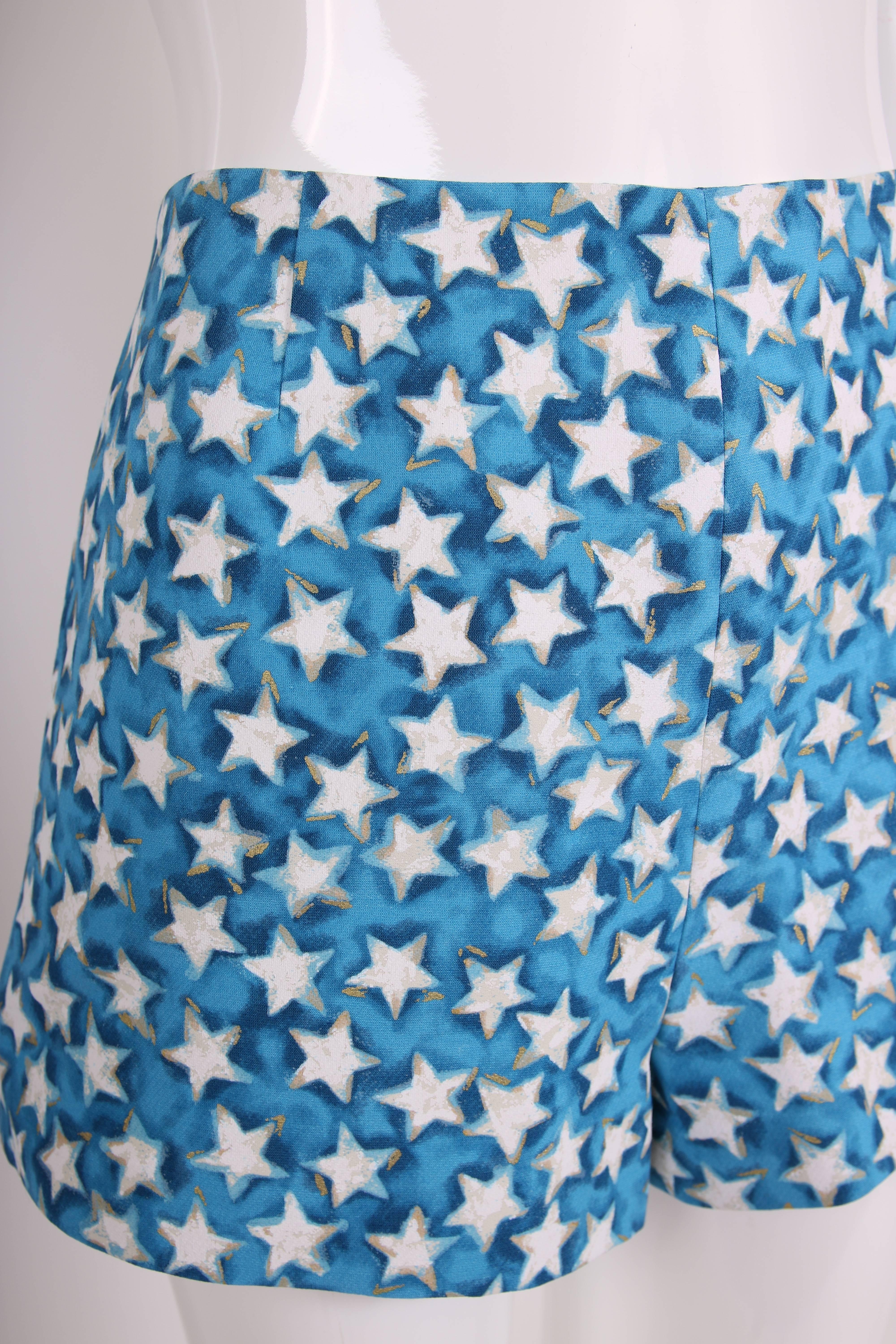 Valentino Shorts mit blauem, weißem und goldenem Sternendruck (Blau) im Angebot