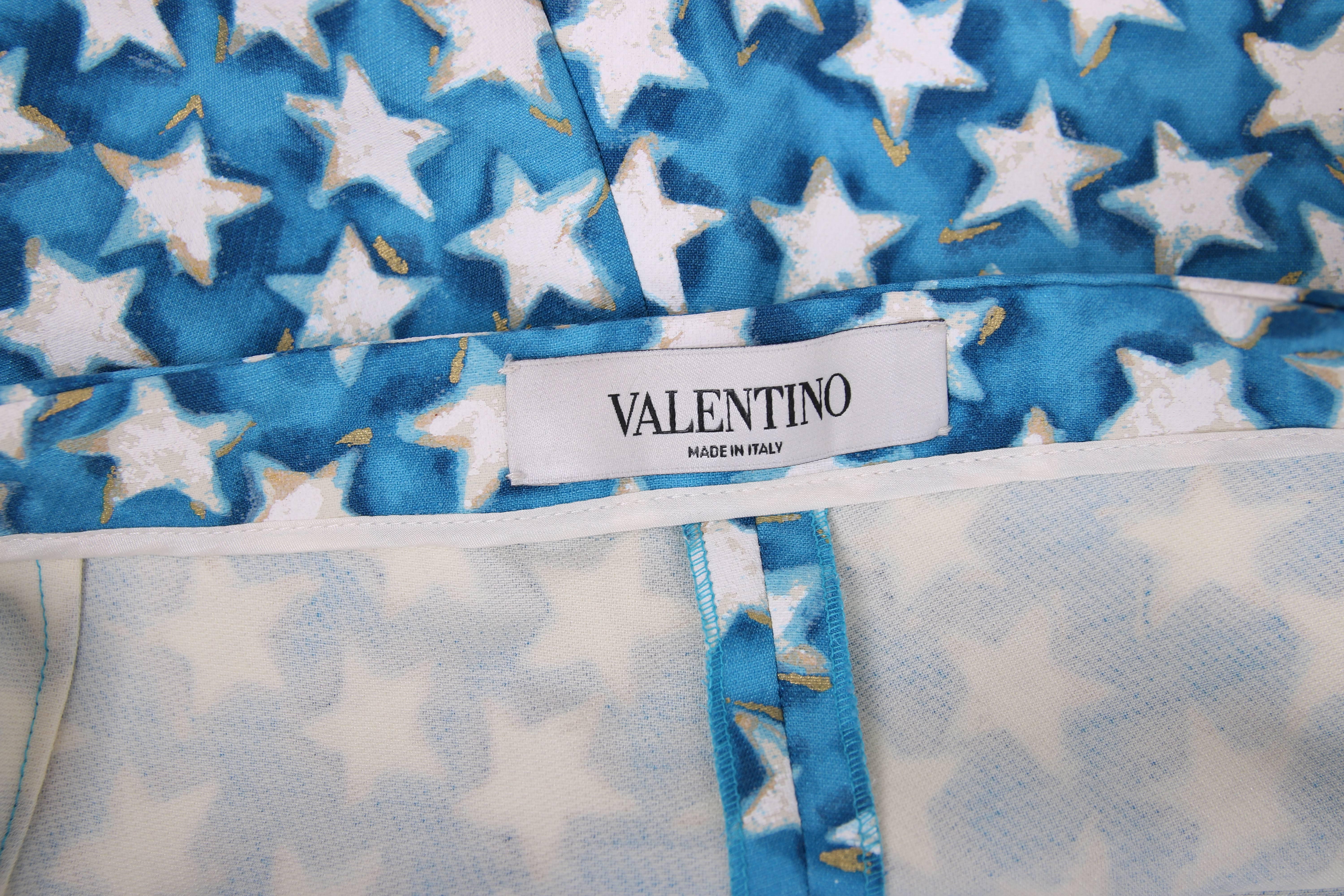 Valentino Shorts mit blauem, weißem und goldenem Sternendruck im Zustand „Hervorragend“ im Angebot in Studio City, CA