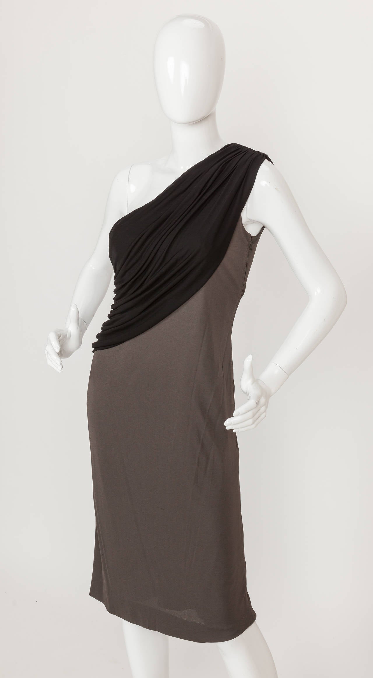 Schwarz-graues Seidenjersey-Kleid von Madame Gres mit drapiertem, drapiertem Mieder, ca. 1970er Jahre (Grau) im Angebot