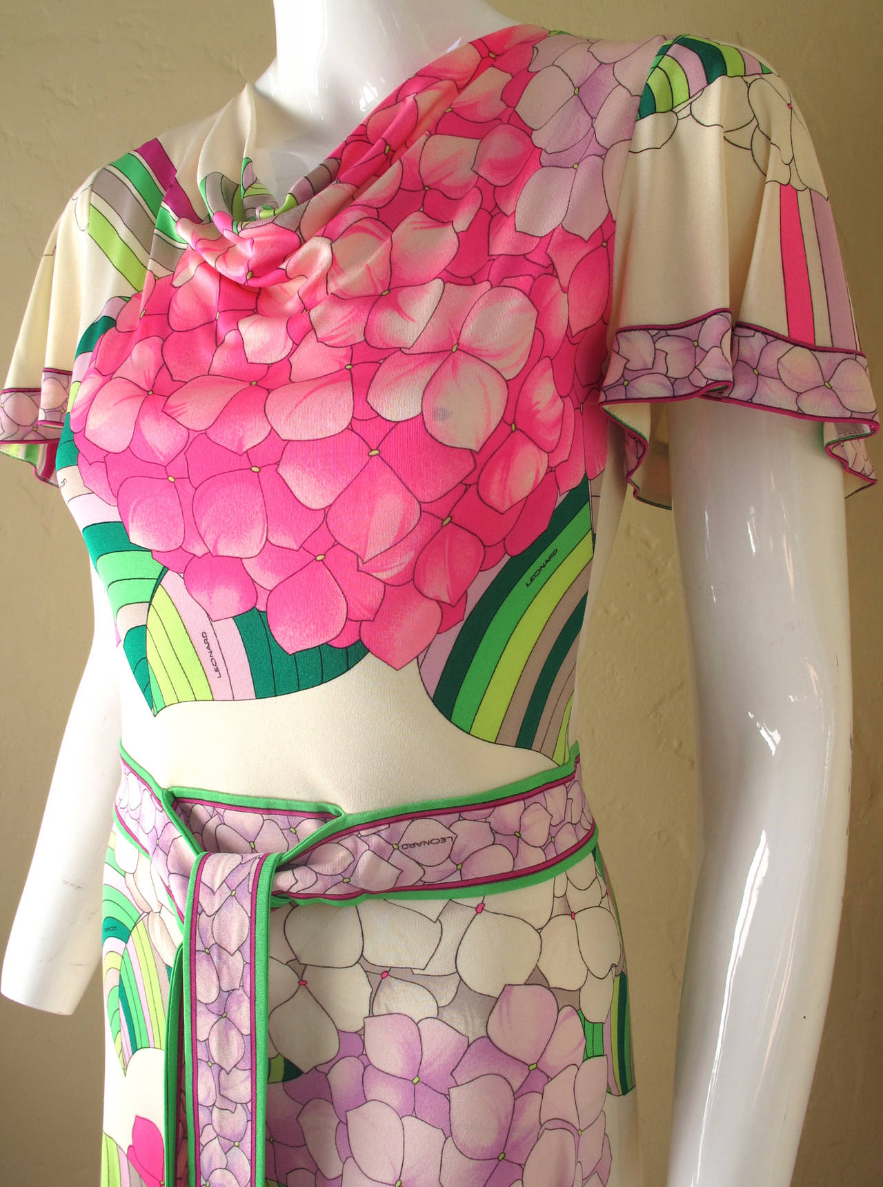 Rose Leonard robe de jour à fleurs en jersey de soie avec manches papillon, années 70  en vente
