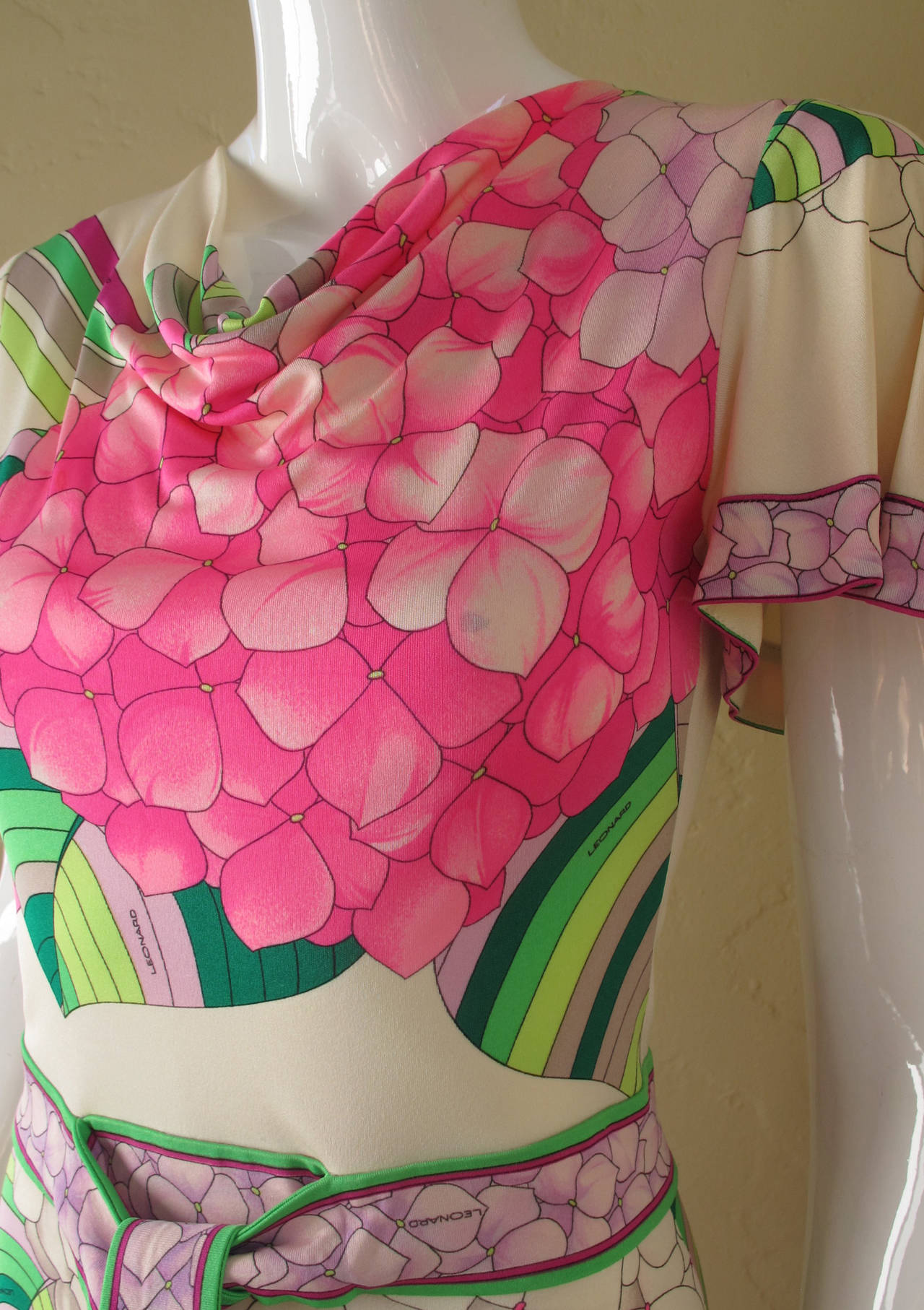 Leonard robe de jour à fleurs en jersey de soie avec manches papillon, années 70  Excellent état - En vente à Studio City, CA