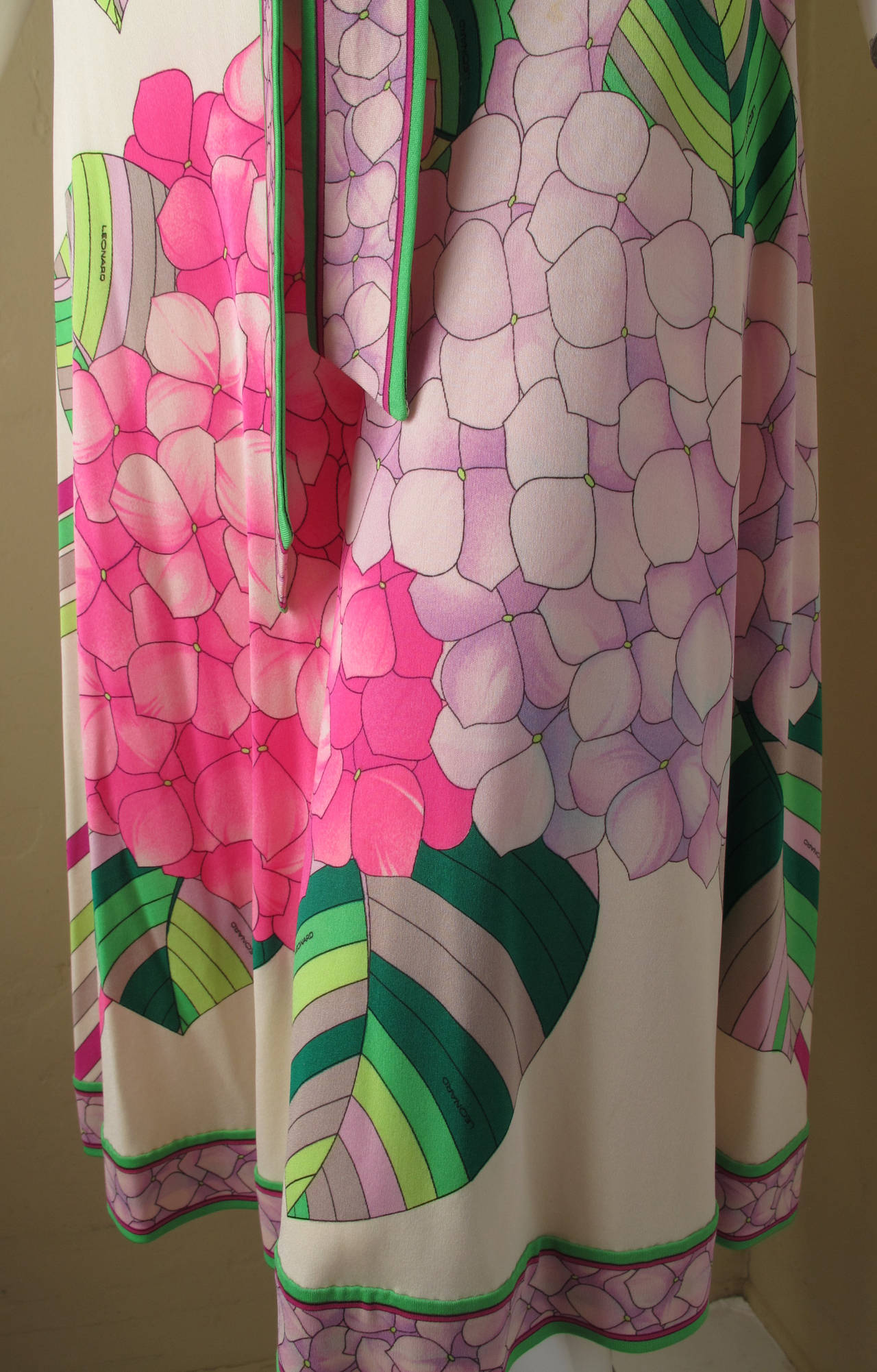 Leonard robe de jour à fleurs en jersey de soie avec manches papillon, années 70  Pour femmes en vente