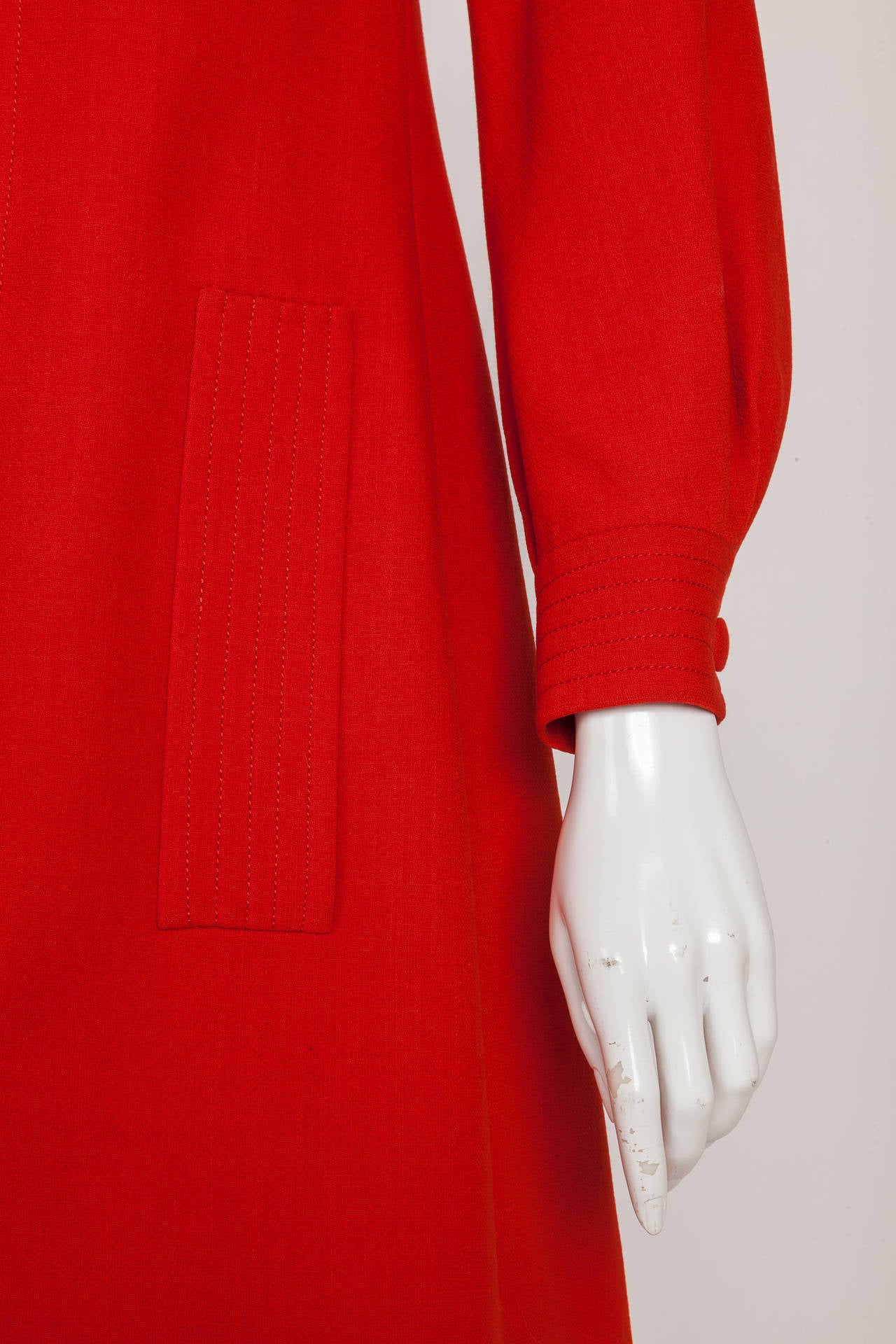 Pierre Cardin - Robe en laine rouge avec motif de motif brodé sur chaîne cousue, circa 1970 en vente 2