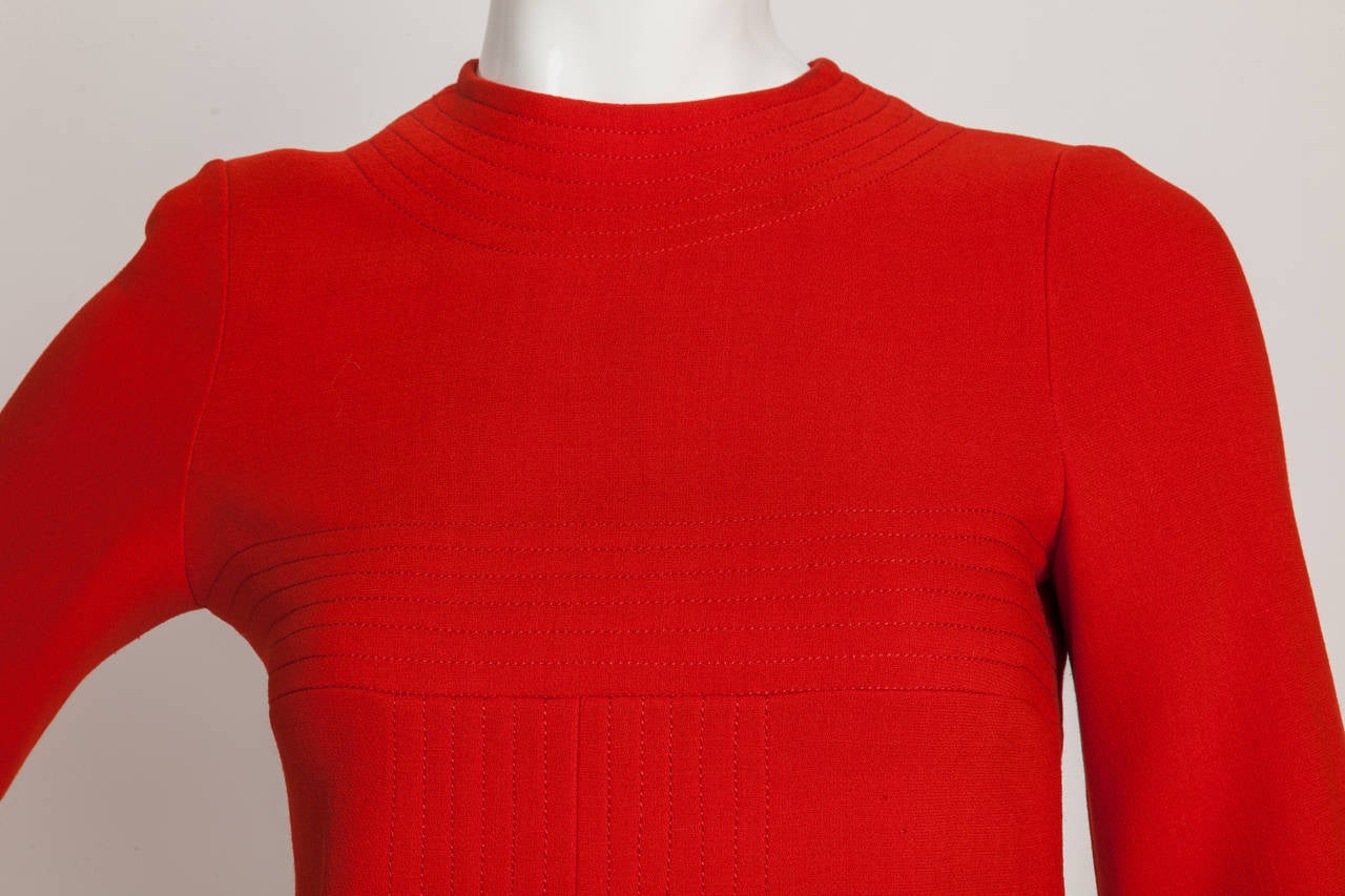 Pierre Cardin - Robe en laine rouge avec motif de motif brodé sur chaîne cousue, circa 1970 Pour femmes en vente