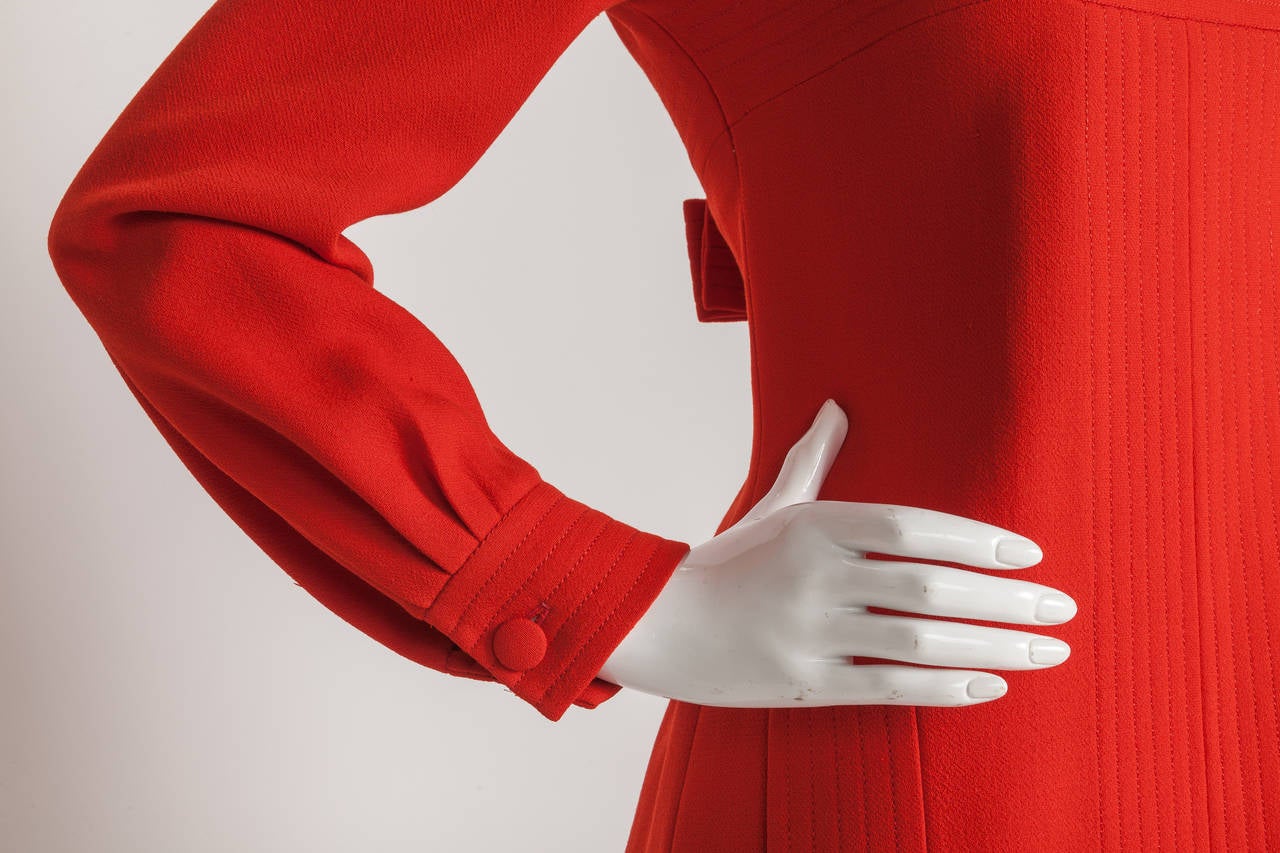 Pierre Cardin - Robe en laine rouge avec motif de motif brodé sur chaîne cousue, circa 1970 en vente 1