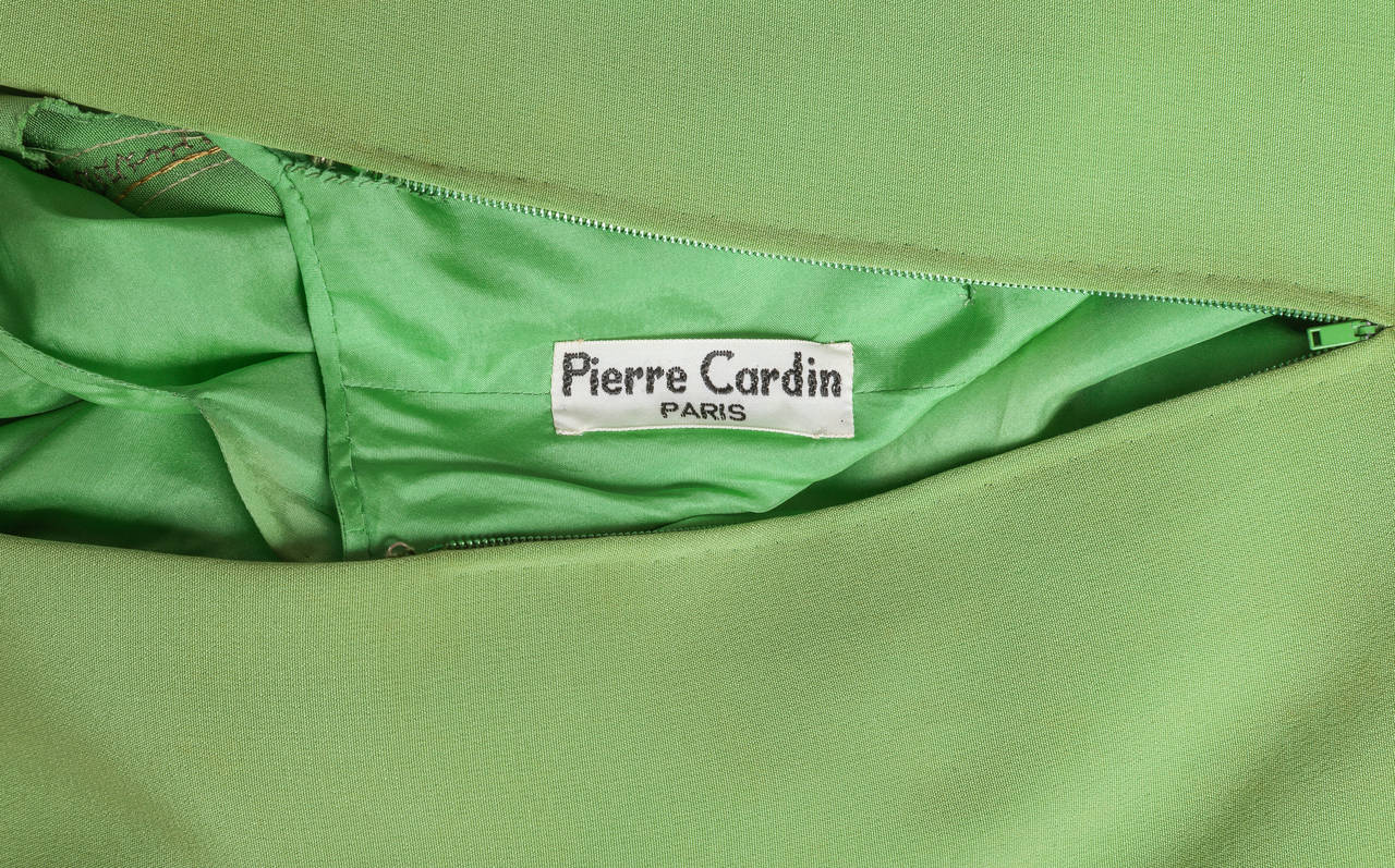 De las mujeres Pierre Cardin Haute Couture Vestido de cóctel de crepé de seda verde con lentejuelas ca. 1967 en venta