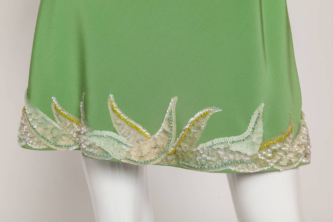 Pierre Cardin Haute Couture - Robe de cocktail à paillettes en crêpe de soie verte - vers 1967 Pour femmes en vente