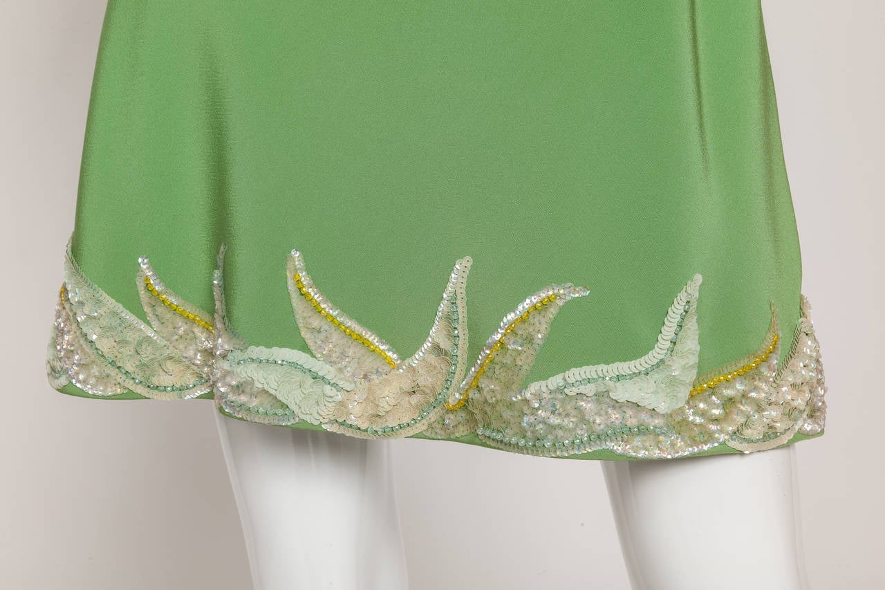 Pierre Cardin Haute Couture Vestido de cóctel de crepé de seda verde con lentejuelas ca. 1967 en Bueno estado para la venta en Studio City, CA