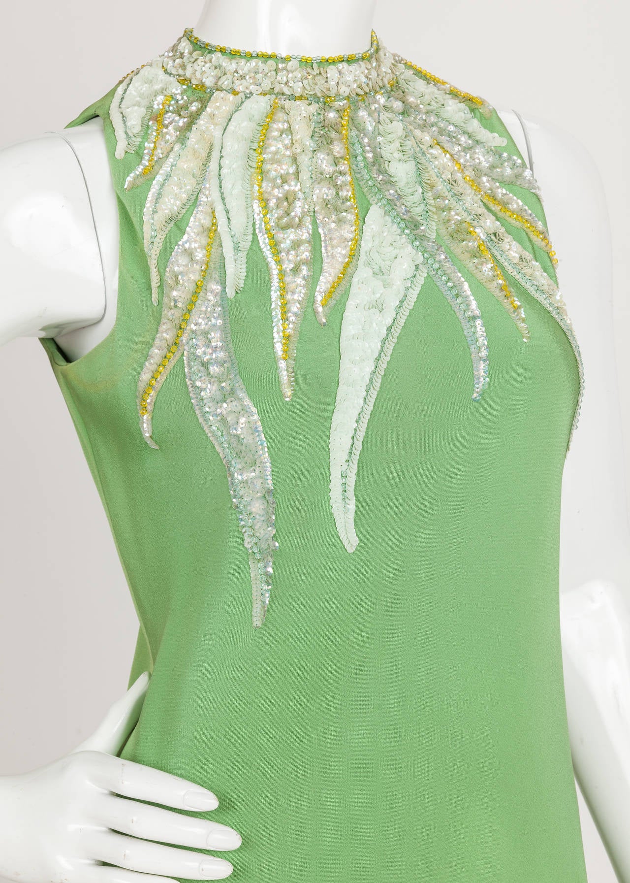 Vert Pierre Cardin Haute Couture - Robe de cocktail à paillettes en crêpe de soie verte - vers 1967 en vente