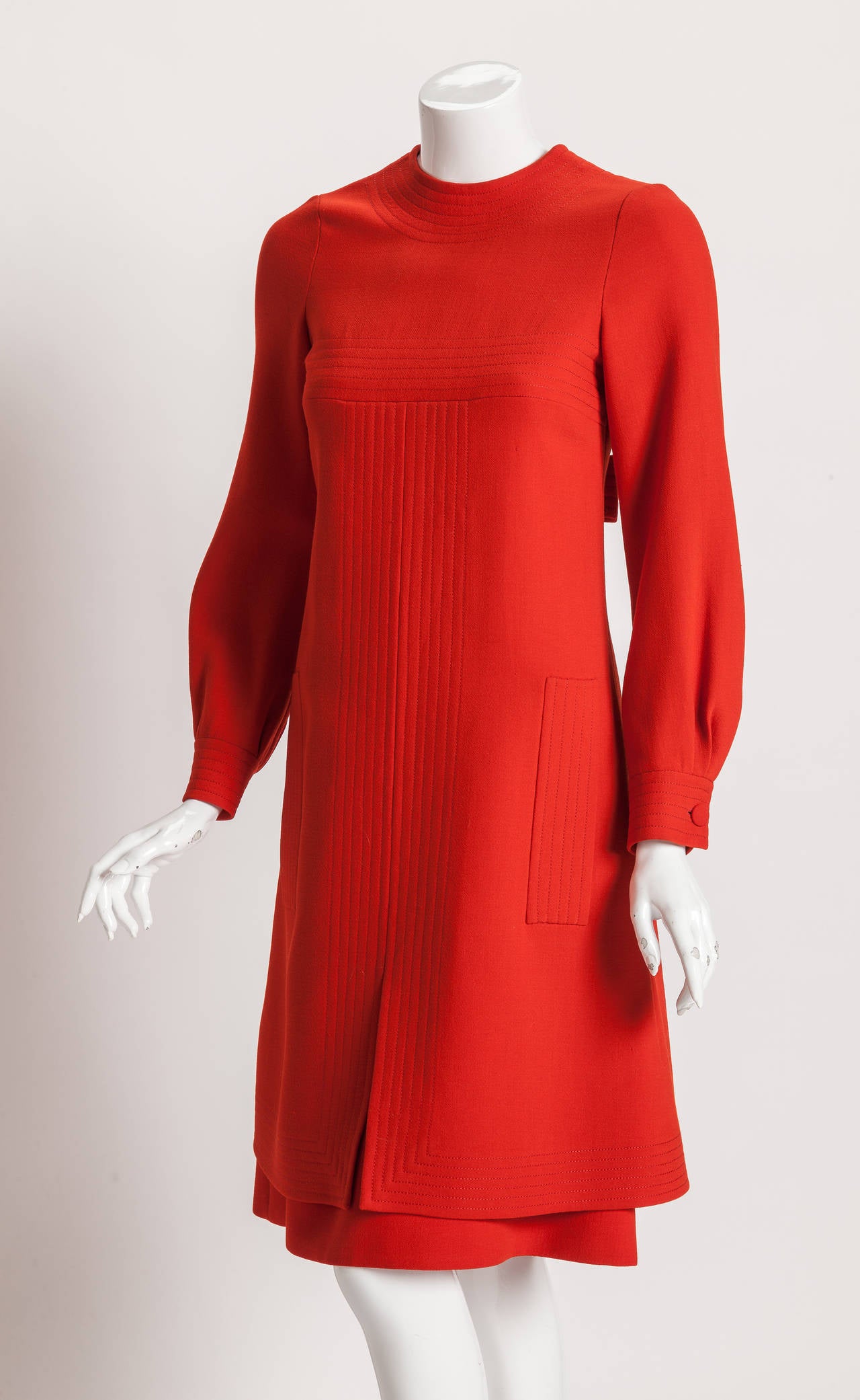 Pierre Cardin Rotes Wollkleid mit Schleifenstickerei-Motiv, ca. 1970 Damen im Angebot
