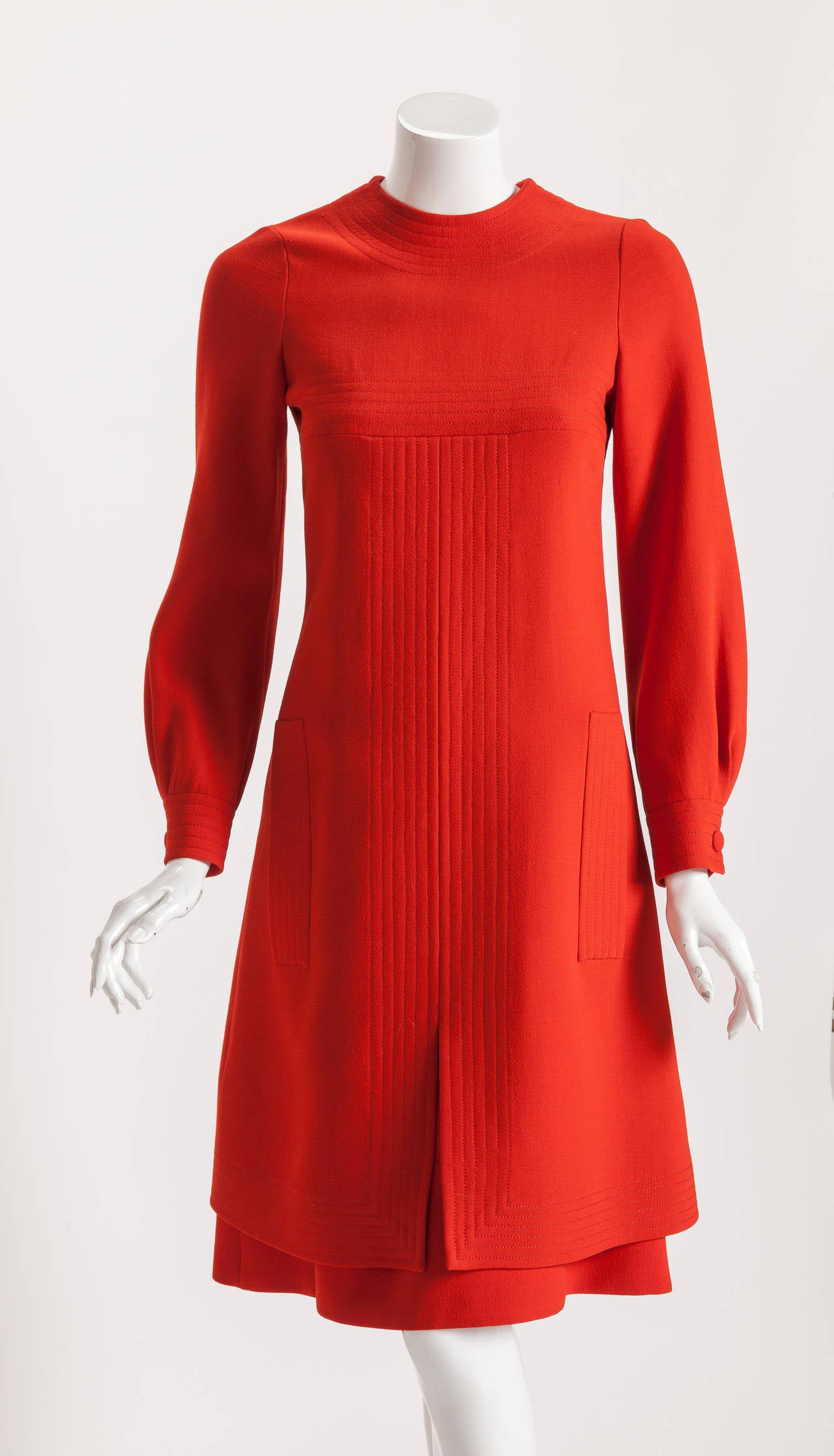 Rouge Pierre Cardin - Robe en laine rouge avec motif de motif brodé sur chaîne cousue, circa 1970 en vente