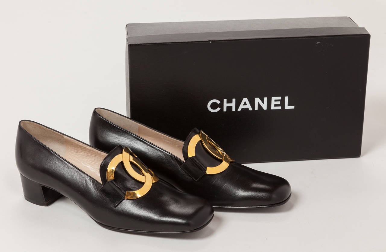 1996 NIB Chanel Black Leather Loafers Shoes w/Gold Metal CC Logo & Square Toe In New Condition In Studio City, CA