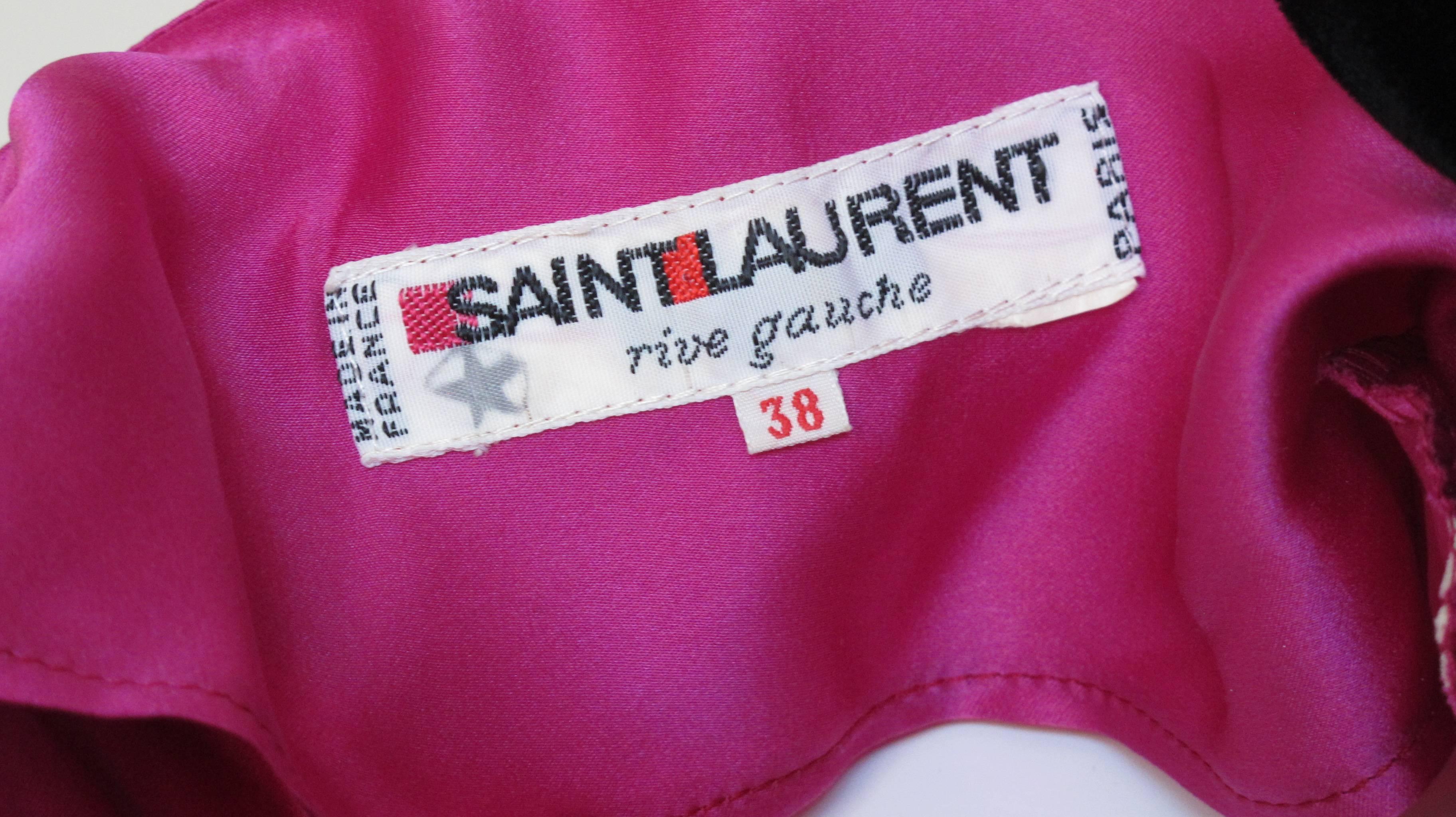 Yves Saint Laurent YSL Fuschia Seidenkleid mit tiefem V-Ausschnitt und Rüschenbesatz im Zustand „Hervorragend“ im Angebot in Studio City, CA