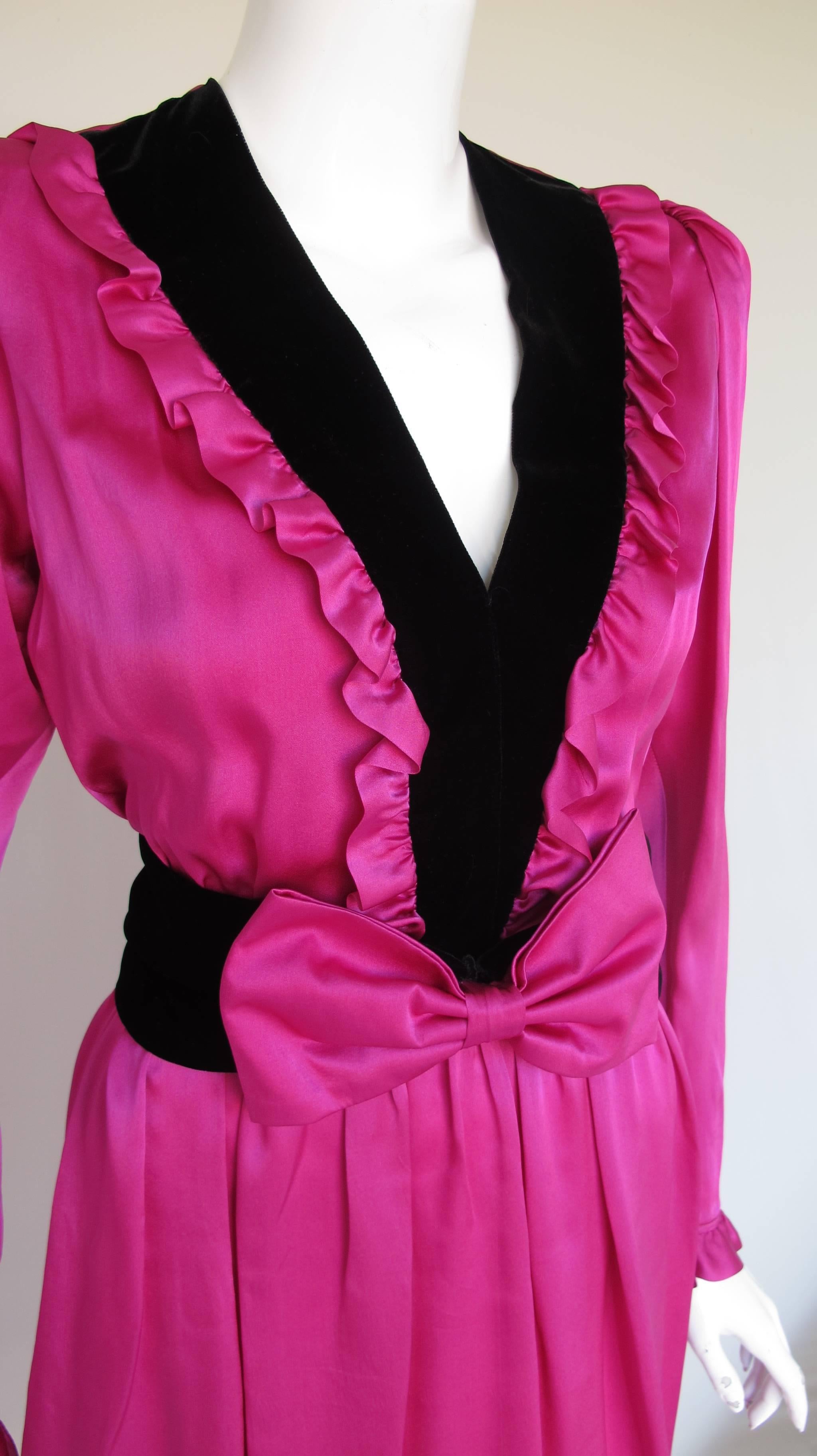 Violet Robe Yves Saint Laurent YSL en soie fuchsia avec décolleté V profond garnie de volants en velours en vente