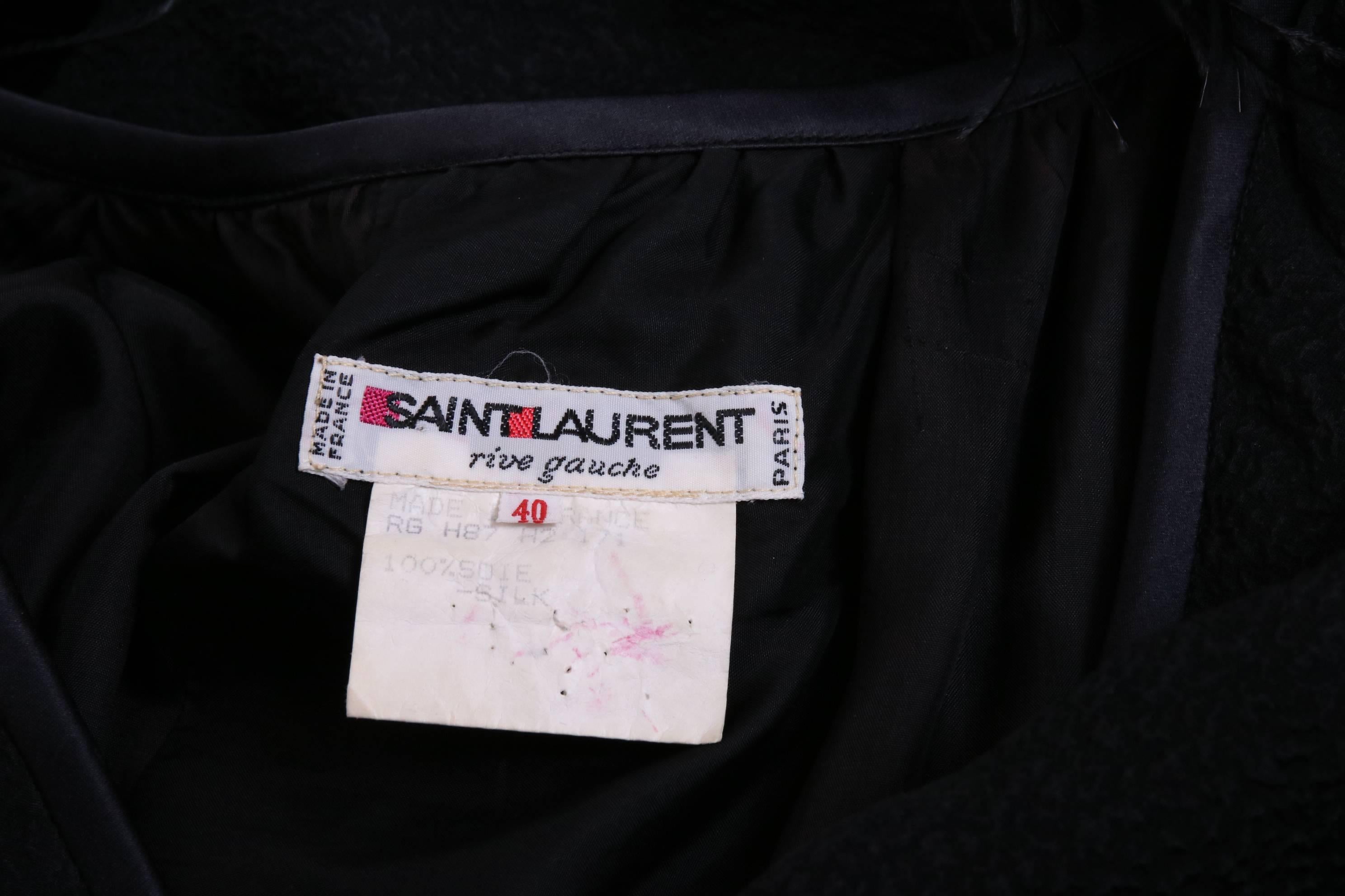 1970 Yves Saint Laurent - Vestito da cocktail in seta nera con piume di maribù e fiocco In condizioni ottime a Studio City, CA