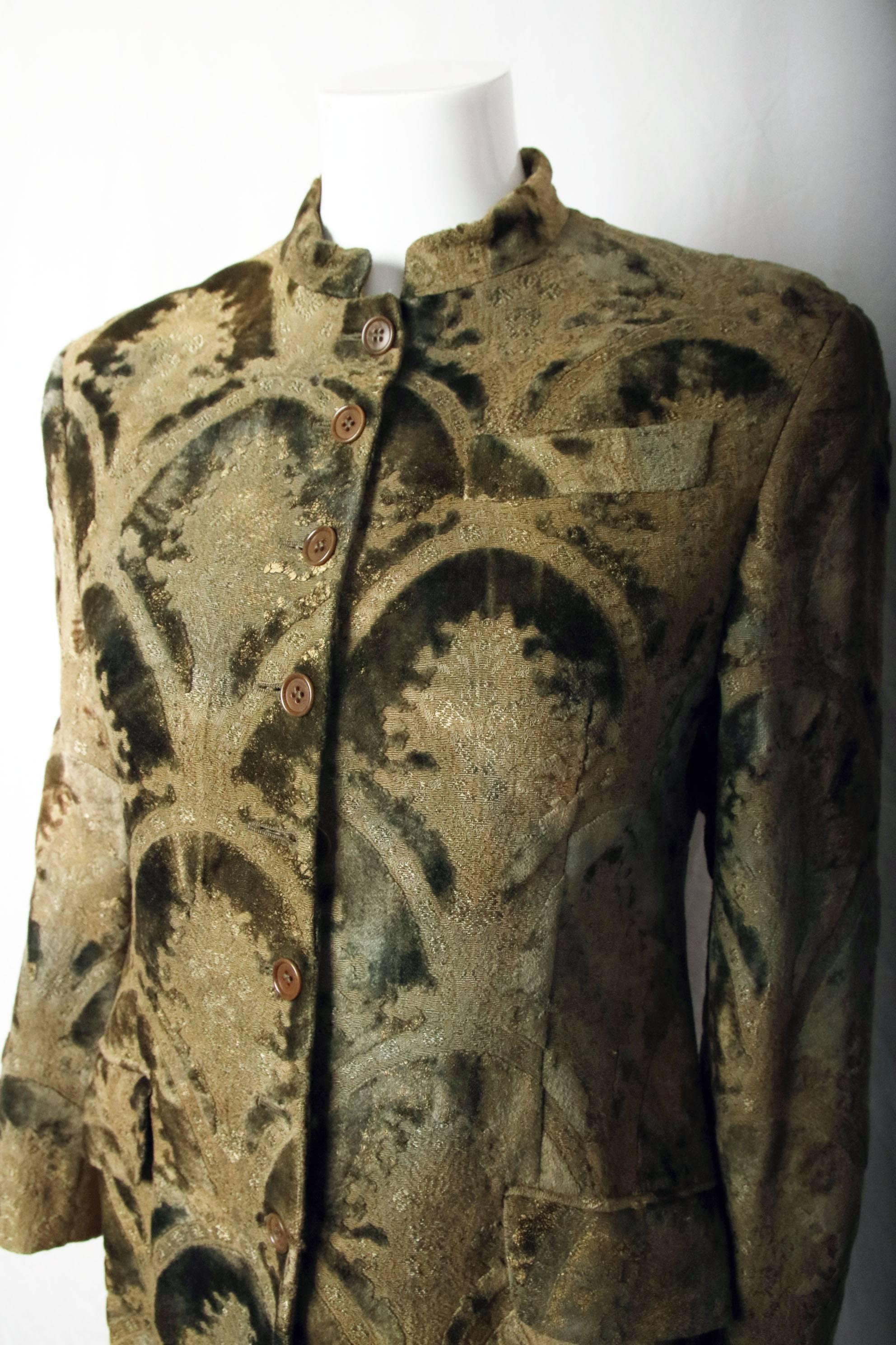 A gorgeous circa 1989 Romeo Gigli sage/pale olive green silk brocade velvet burnout coat with two frontal pockets and breast pocket. Features a long slit at the back and is entirely lined. In excellent condition. size 42
MEASUREMENTS:
Shoulders -