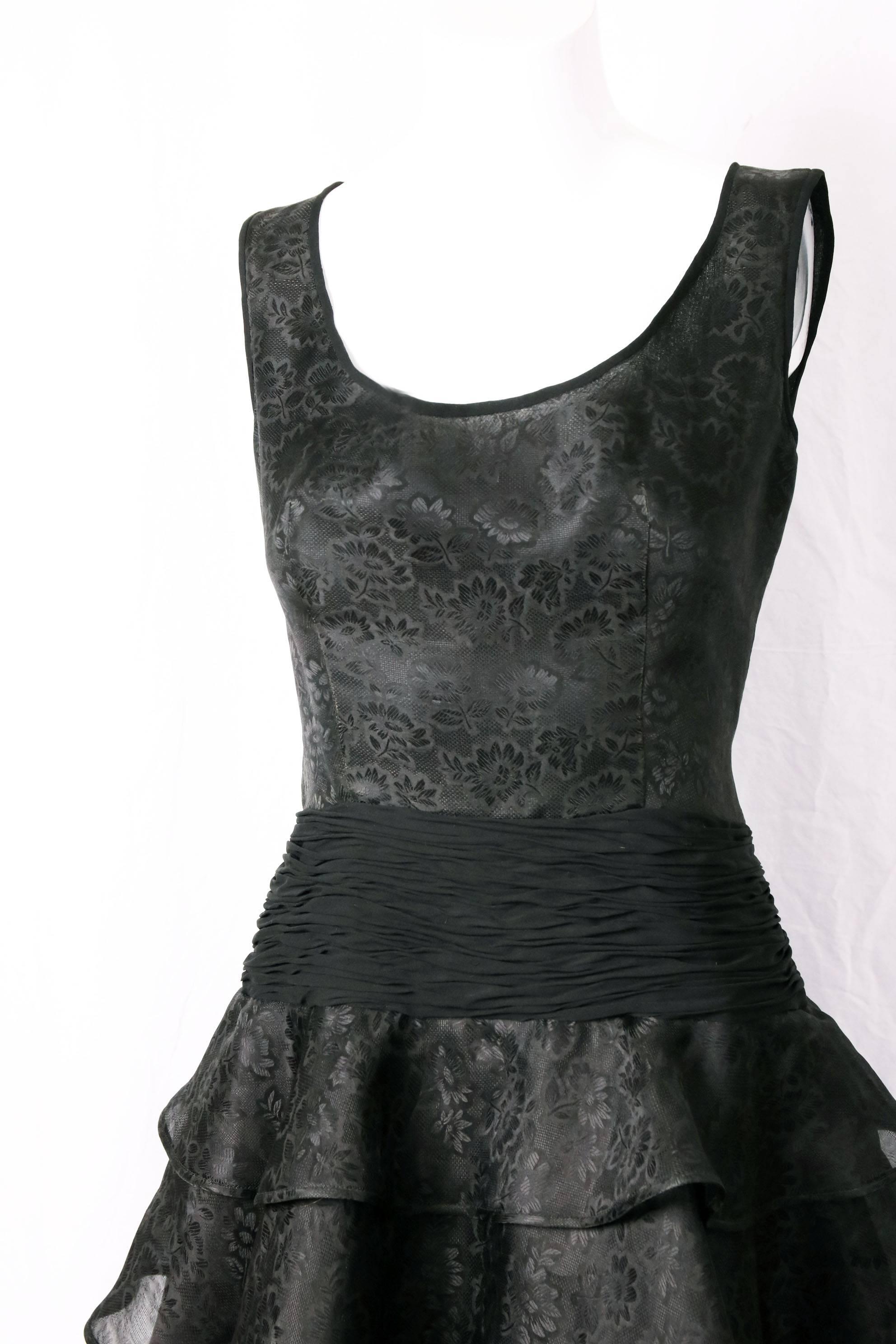 A Valentino attributed black sleeveless silk organza evening gown with floral pattern, multi-tiered skirt and ruched waist. Lined at the interior. The gown is NOT labeled though it is attributed to Valentino. In excellent condition. No size tag so