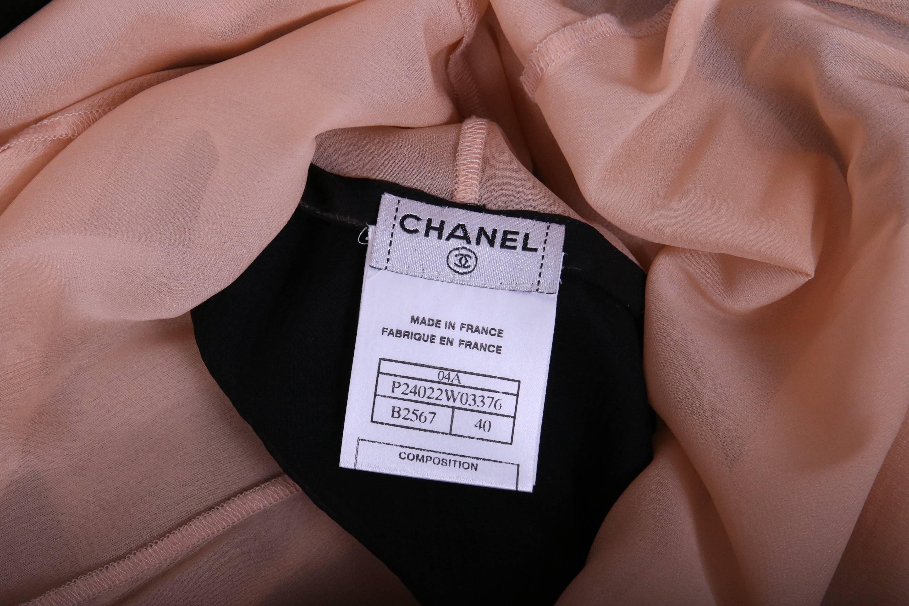 2004 Chanel Schwarzes & cremefarbenes zweifarbiges Chiffon-Kleid mit tiefem Saum im Zustand „Hervorragend“ in Studio City, CA