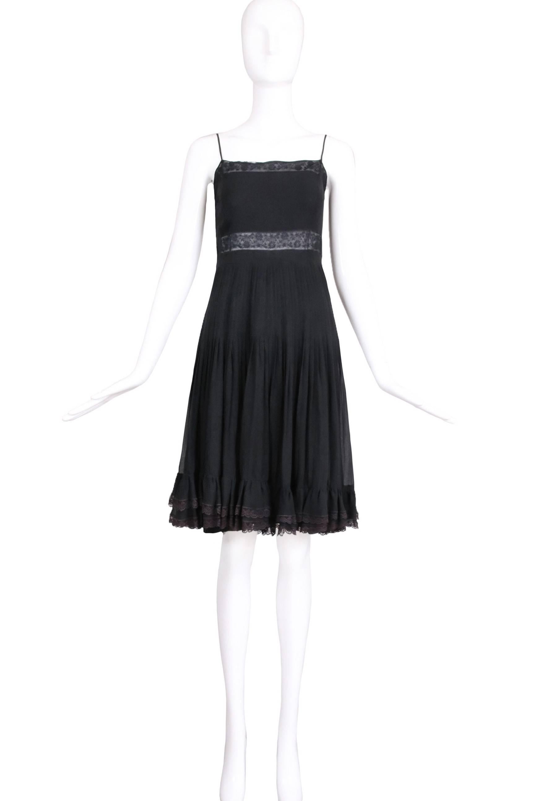1970's Valentino black silk and chiffon baby doll dress with spaghetti straps and pleated skirt. In excellent condition. Please consult measurements.
MEASUREMENTS:
Bust - 34