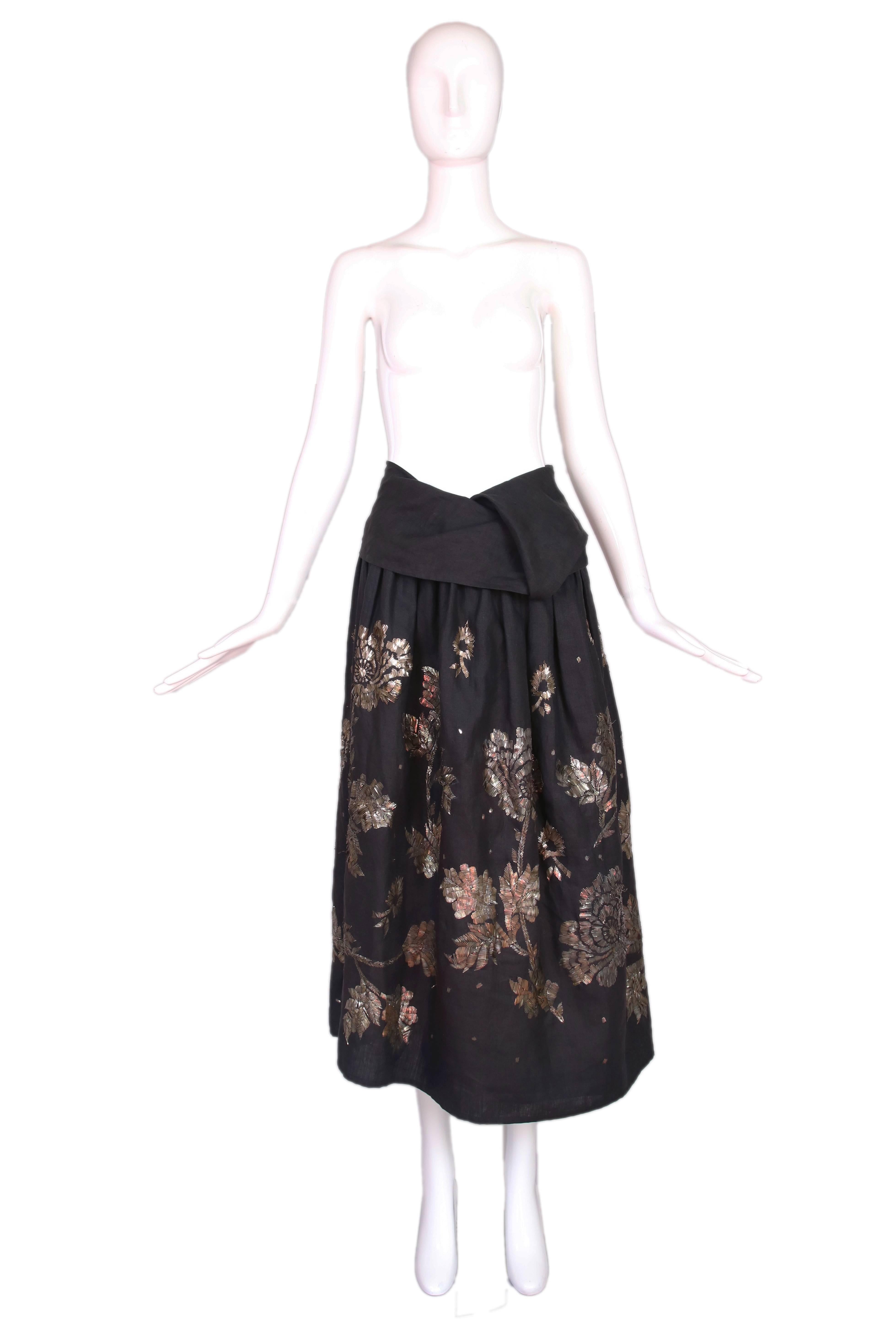 Dries Van Noten black linen skirt w/metallic flower embroidery throughout. Size EU 42. In excellent condition.
MEASUREMENTS: 
Waist - 28